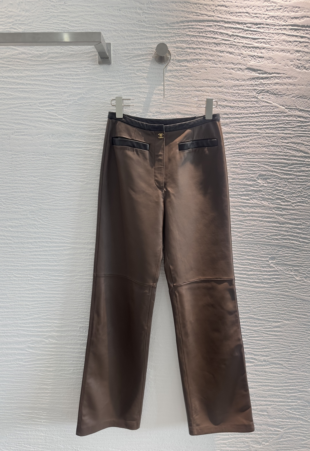 NO:929391,The exclusive first release of high-end original quality CHAN*EL new early autumn products, elegant wide-leg pants!  Imported lambskin with contrasting color binding technology, the leather is delicate and soft, and the loose version is low-key, fashionable and handsome!  The positioning logo is advanced, age-reducing and versatile!  The three-dimensional cut straight version makes the upper body look slimmer!  Perfect workmanship quality depends on the details!  One color S-XL..00,Chanel-clothing,chanel,chanel,sheepskin,19860909独家首发高端原单品质CHAN*EL早秋新品 气质优雅阔腿裤！进口小羊皮撞色包边工艺,皮质细腻柔软,宽松版型低调时髦又帅气！定位logo高级减龄又百搭！立体剪裁直筒版型上身巨显瘦！完美做工品质看细节！一色S-XL..00,香奈儿-服装,chanel,chanel,sheepskin,,Women's clothing
