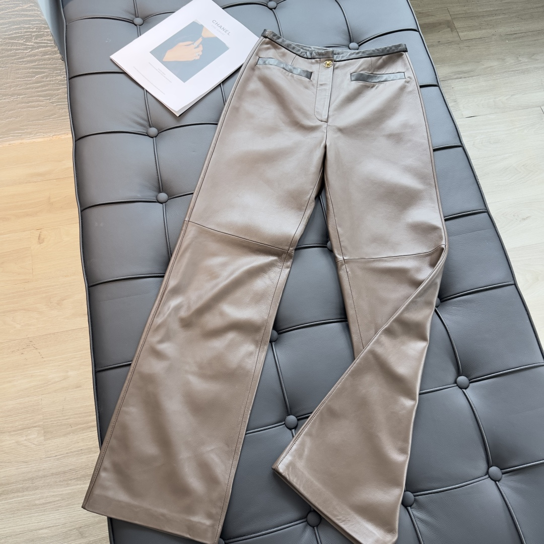 NO:900339,The exclusive first release of high-end original quality CHAN*EL new early autumn products, elegant wide-leg pants!  Imported lambskin with contrasting color binding technology, the leather is delicate and soft, and the loose version is low-key, fashionable and handsome!  The positioning logo is advanced, age-reducing and versatile!  The three-dimensional cut straight version makes the upper body look slimmer!  Perfect workmanship quality depends on the details!  One color S-XL..00,Chanel-clothing,chanel,chanel,sheepskin,19860909独家首发高端原单品质CHAN*EL早秋新品 气质优雅阔腿裤！进口小羊皮撞色包边工艺,皮质细腻柔软,宽松版型低调时髦又帅气！定位logo高级减龄又百搭！立体剪裁直筒版型上身巨显瘦！完美做工品质看细节！一色S-XL..00,香奈儿-服装,chanel,chanel,sheepskin,,Women's clothing