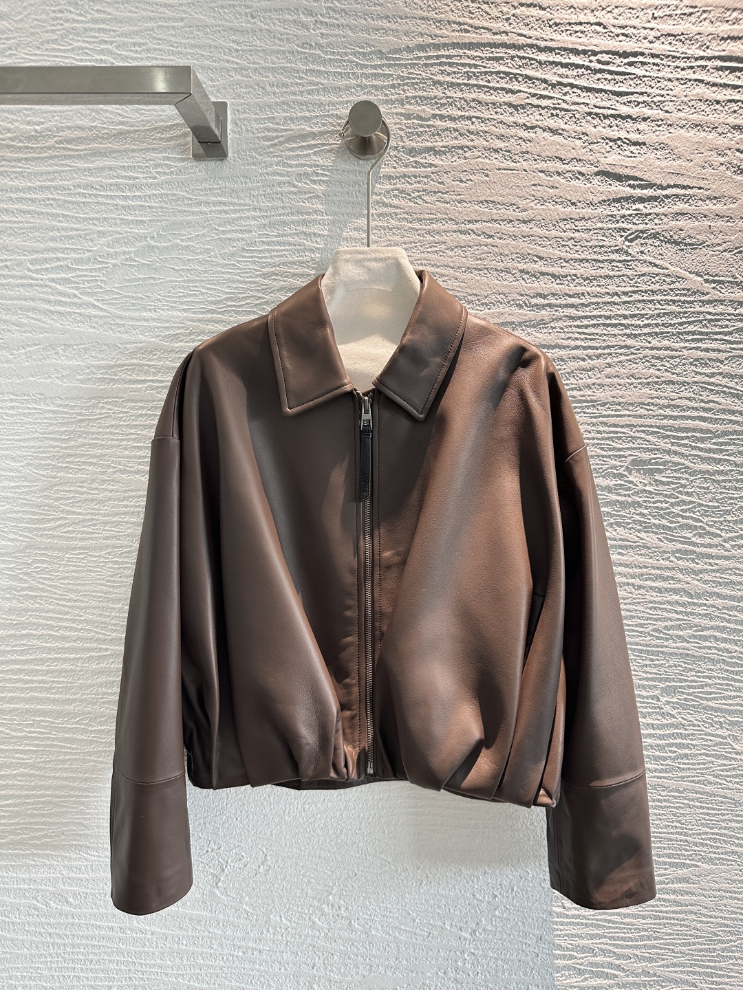 NO:929374,The exclusive first release of high-end original quality Lo*we early autumn new product Yang Mi's same retro modern fashionable leather jacket!  The balloon silhouette is decorated with asymmetrical hand-gathered draping on the back. The three-dimensional cut looks simple and super heavy-duty!  Top-grade lambskin, the leather feels oily, soft and delicate!  Retro American classic, super favorite!  It has a cool and casual lazy style, and the perfect workmanship quality depends on the details!  One color S-XL. M size bust 124, dropped shoulder sleeve length 71, dress length 53. .00, Loewe-clothing, loewe, jackets & coats, leather jacket, sheepskin,19860909独家首发高端原单品质Lo*we早秋新品 杨幂同款复古摩登时髦夹克皮衣！气球廓形背面饰有不对称手工聚拢垂褶.立体剪裁看似简单版型超重工！顶级小羊皮,皮质肉感油润柔软又细腻！复古美式经典超级大爱！又A又飒随性的慵懒风,完美做工品质看细节！一色S-XL. M码胸围124,落肩袖长71,衣长53. .00,罗意威-服装,loewe,jackets & coats,leather jacket,sheepskin,,Women's clothing
