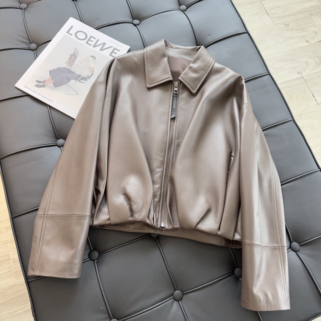 NO:900407,The exclusive first release of high-end original quality Lo*we early autumn new product Yang Mi's same retro modern fashionable leather jacket!  The balloon silhouette is decorated with asymmetrical hand-gathered draping on the back. The three-dimensional cut looks simple and super heavy-duty!  Top-grade lambskin, the leather feels oily, soft and delicate!  Retro American classic, super favorite!  It has a cool and casual lazy style, and the perfect workmanship quality depends on the details!  One color S-XL. M size bust 124, dropped shoulder sleeve length 71, dress length 53. .00, Loewe-clothing, loewe, jackets & coats, leather jacket, sheepskin,19860909独家首发高端原单品质Lo*we早秋新品 杨幂同款复古摩登时髦夹克皮衣！气球廓形背面饰有不对称手工聚拢垂褶.立体剪裁看似简单版型超重工！顶级小羊皮,皮质肉感油润柔软又细腻！复古美式经典超级大爱！又A又飒随性的慵懒风,完美做工品质看细节！一色S-XL. M码胸围124,落肩袖长71,衣长53. .00,罗意威-服装,loewe,jackets & coats,leather jacket,sheepskin,,Women's clothing