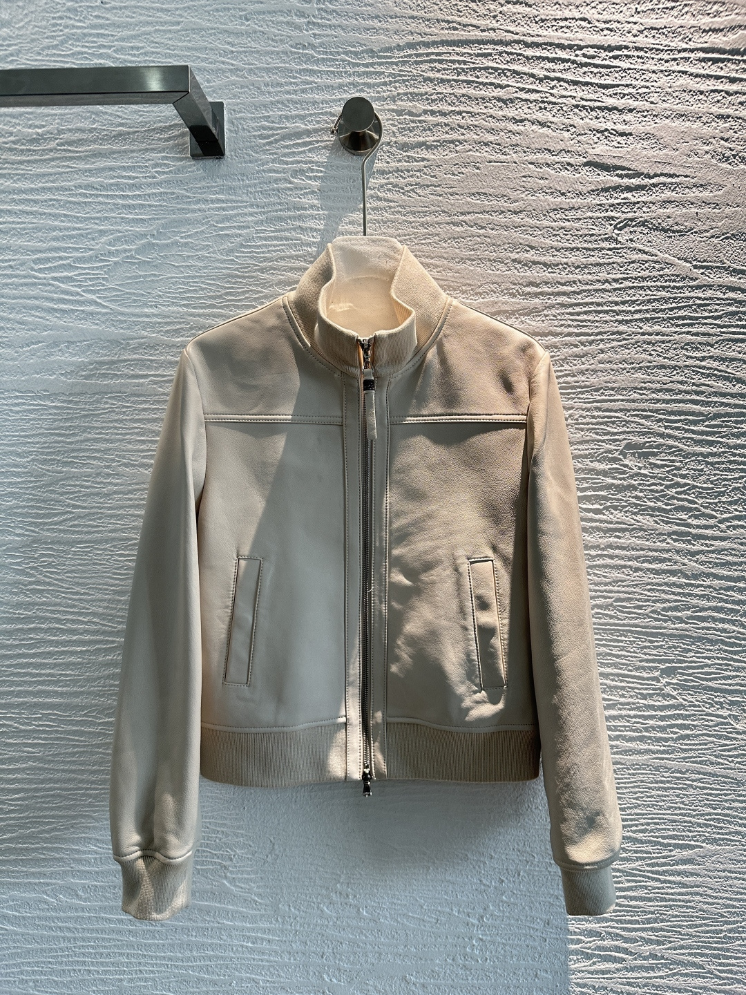 NO:929356,Exclusive first release of original quality Bc old money style top lambskin short stand collar jacket!  Imported New Zealand sheepskin, classic short double zipper ribbed waist design, high fashion and handsome!  The upper body looks slim!  The three-dimensional cutting version is versatile and not picky. The perfect workmanship quality depends on the details!  Three colors S-XL. .00, women's clothing, jackets & coats, jackets & coats, sheepskin,19860909独家首发原单品质Bc老钱风穿搭顶级小羊皮短款立领夹克外套！进口新西兰绵羊皮,经典短款双开拉链罗纹收腰设计高级时髦又帅气！上身巨显瘦！立体裁剪版型百搭不挑人.完美做工品质看细节！三色S-XL. .00,女装,jackets & coats,jackets & coats,sheepskin,,Women's clothing