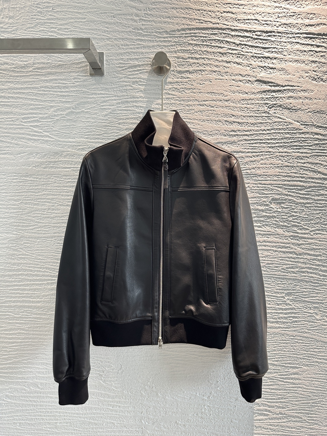 NO:931986,Exclusive first release of original quality Bc old money style top lambskin short stand collar jacket!  Imported New Zealand sheepskin, classic short double zipper ribbed waist design, high fashion and handsome!  The upper body looks slim!  The three-dimensional cutting version is versatile and not picky. The perfect workmanship quality depends on the details!  Three colors S-XL.,women's clothing,jackets & coats,jackets & coats,sheepskin,19860909独家首发原单品质Bc老钱风穿搭顶级小羊皮短款立领夹克外套！进口新西兰绵羊皮,经典短款双开拉链罗纹收腰设计高级时髦又帅气！上身巨显瘦！立体裁剪版型百搭不挑人.完美做工品质看细节！三色S-XL.,女装,jackets & coats,jackets & coats,sheepskin,,Women's clothing