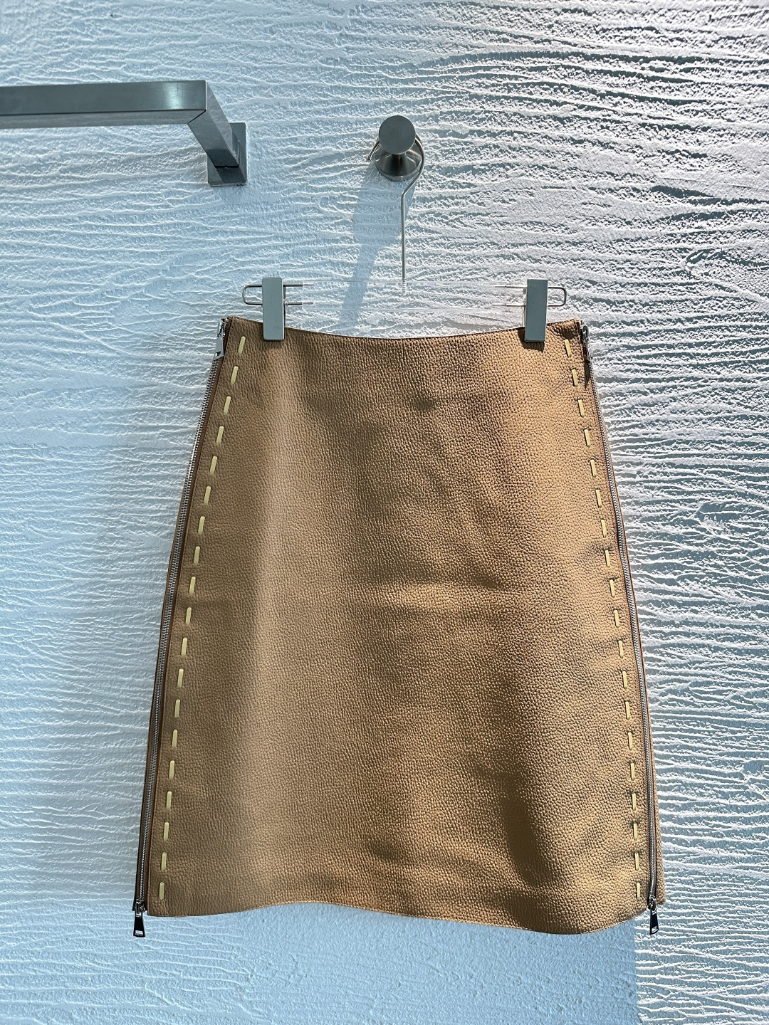 NO:929337,The exclusive first release of high-end original quality Fend* early autumn new product metal zipper double slit sheepskin long skirt!  Hand-made leather straps and hemming techniques, contrasting color design is elegant and generous. The top-grade imported stilt-grain sheepskin texture is quite wide and stylish!  Low-key aristocratic temperament, versatile, fashionable and high-end!  The classic version is super correct!  Pure handmade oil edge craftsmanship, perfect workmanship quality depends on the details!  One color S-XL..00, Fendi-clothing, fendi, fendi, skirts, sheepskin,19860909独家首发高端原单品质Fend*早秋新品 金属拉链双开叉羊皮长半裙！手工穿皮条边包边工艺,撞色设计优雅大方.顶级进口茘枝纹羊皮质感挺阔有型！低调贵族气质百搭时髦又高级！经典版型超正！纯手工油边工艺,完美做工品质看细节！一色S-XL..00,芬迪-服装,fendi,fendi,skirts,sheepskin,,Women's clothing