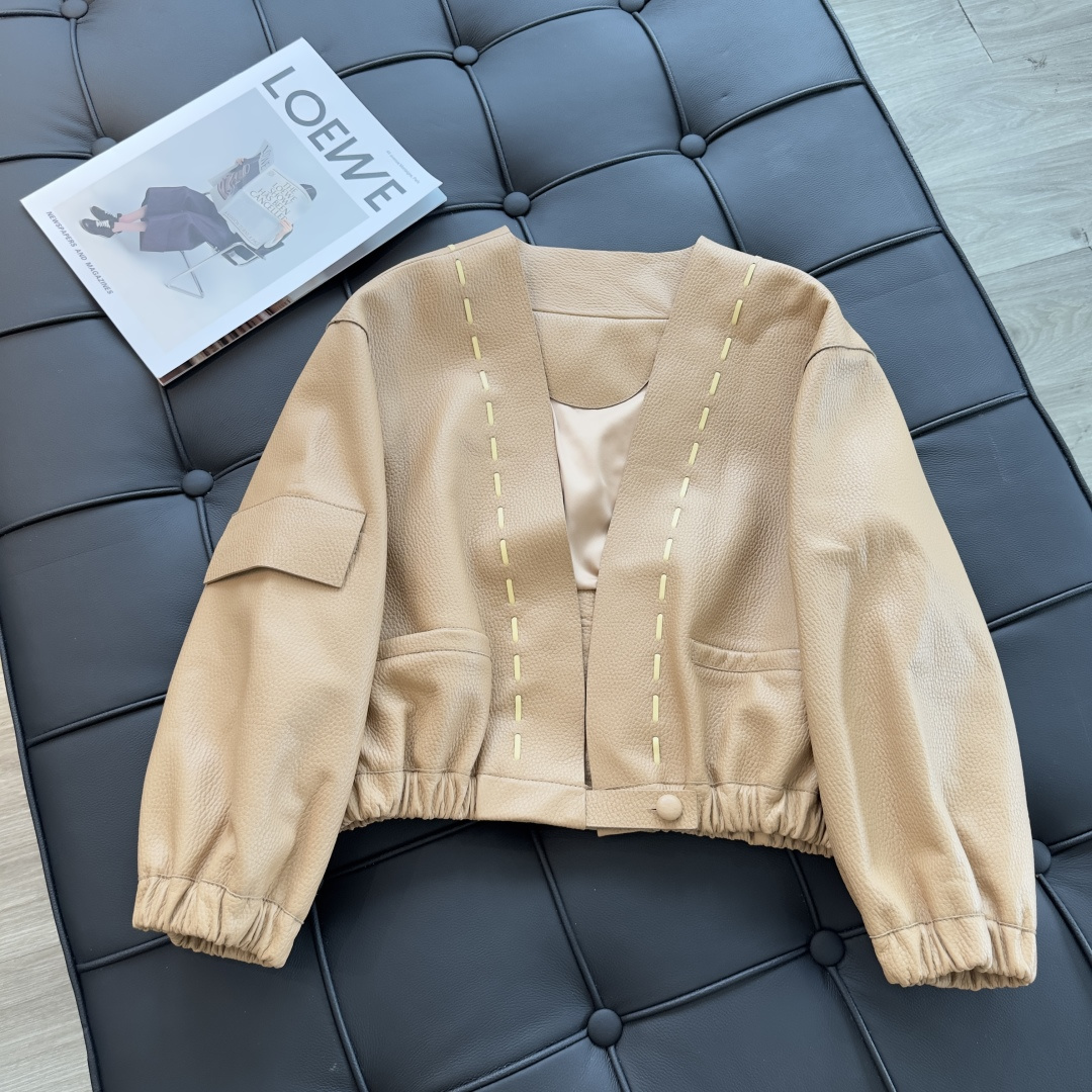 NO:900427,The exclusive first release of high-end original quality Fend* early autumn new products, three-quarter sleeve design leather jackets!  The leather straps are hand-made and the contrasting color design is elegant and generous. The top-grade imported sheepskin texture is quite wide and stylish!  Low-key aristocratic temperament, versatile, fashionable and high-end!  The classic version is super correct!  Purely handmade oil edge craftsmanship!  Perfect workmanship quality depends on the details!  One color S-XL..00, Fendi-clothing, fendi, fendi, jackets & coats, jackets & coats, leather jacket, sheepskin,19860909独家首发高端原单品质Fend*早秋新品 七分袖设计皮衣夹克外套！手工穿皮条边包边工艺,撞色设计优雅大方.顶级进口茘枝纹羊皮质感挺阔有型！低调贵族气质百搭时髦又高级！经典版型超正！纯手工油边工艺！完美做工品质看细节！一色S-XL..00,芬迪-服装,fendi,fendi,jackets & coats,jackets & coats,leather jacket,sheepskin,,Women's clothing
