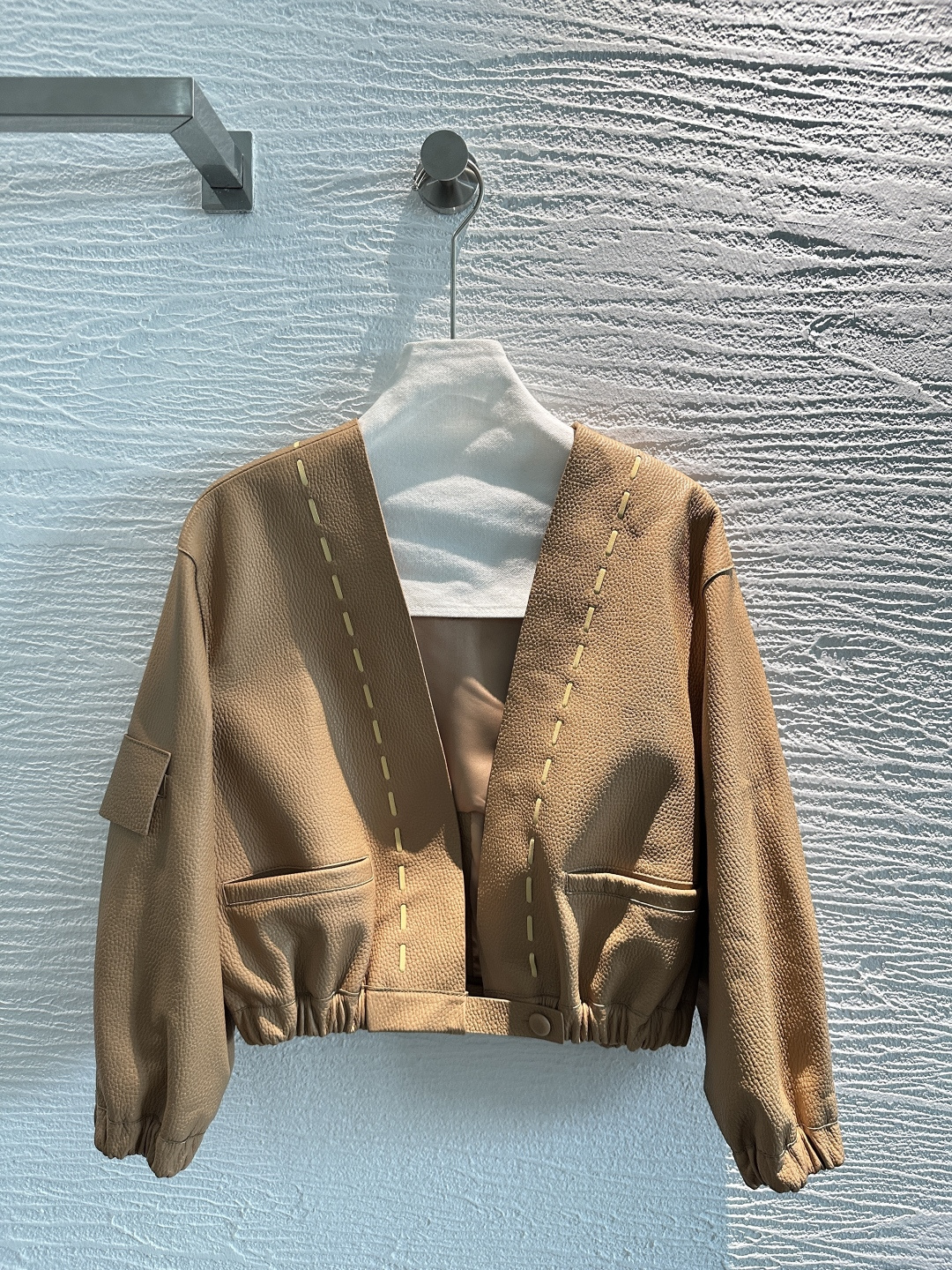 NO:929346,The exclusive first release of high-end original quality Fend* new early autumn products, three-quarter sleeve design leather jackets!  Hand-made leather straps and hemming techniques, contrasting color design is elegant and generous. The top-grade imported stilt-grain sheepskin texture is quite wide and stylish!  Low-key aristocratic temperament, versatile, fashionable and high-end!  The classic version is super correct!  Purely handmade oil edge craftsmanship!  Perfect workmanship quality depends on the details!  One color S-XL..00, Fendi-clothing, fendi, fendi, jackets & coats, jackets & coats, leather jacket, sheepskin,19860909独家首发高端原单品质Fend*早秋新品 七分袖设计皮衣夹克外套！手工穿皮条边包边工艺,撞色设计优雅大方.顶级进口茘枝纹羊皮质感挺阔有型！低调贵族气质百搭时髦又高级！经典版型超正！纯手工油边工艺！完美做工品质看细节！一色S-XL..00,芬迪-服装,fendi,fendi,jackets & coats,jackets & coats,leather jacket,sheepskin,,Women's clothing