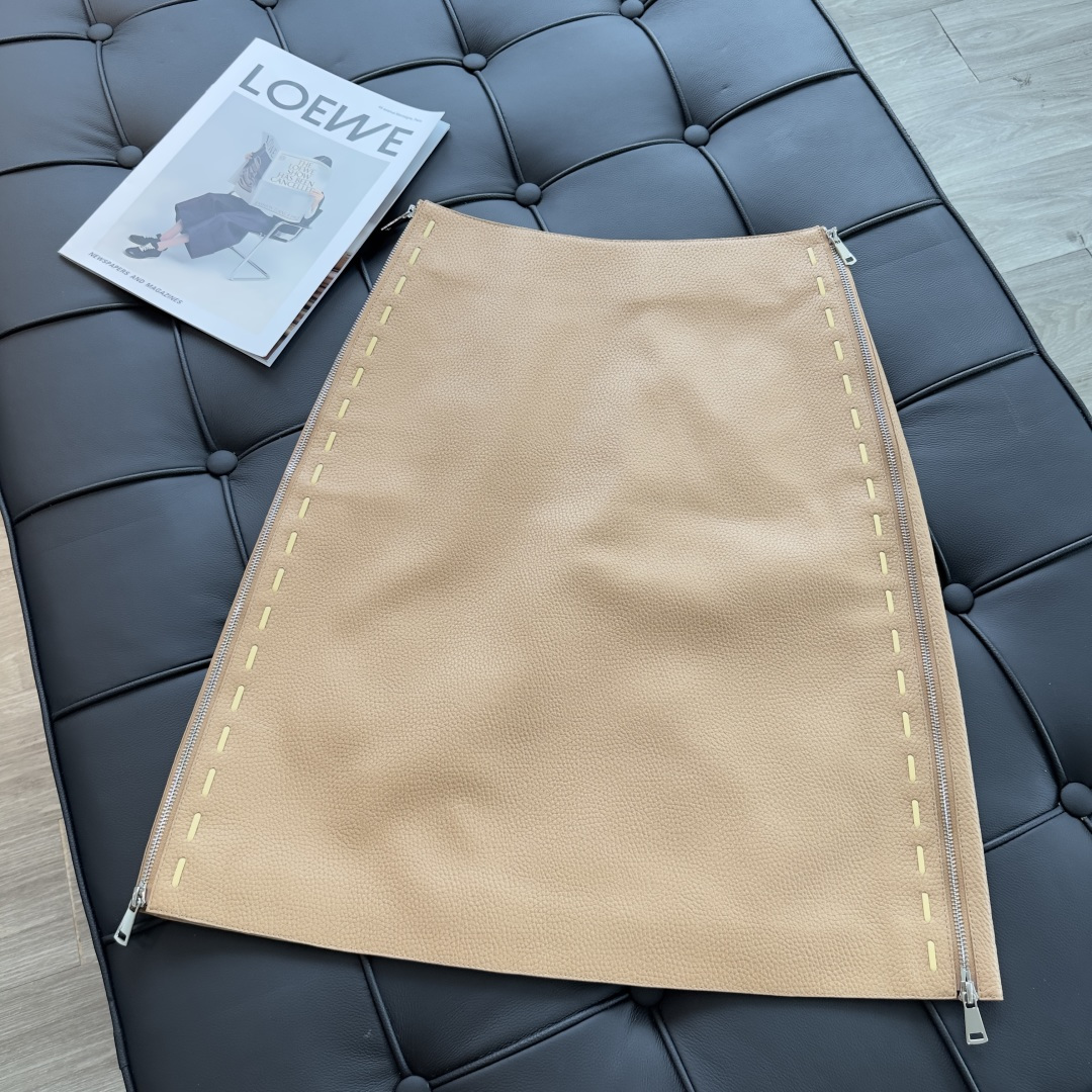 NO:900432,The exclusive first release of high-end original quality Fend* early autumn new product metal zipper double slit sheepskin long skirt!  The leather straps are hand-made and the contrasting color design is elegant and generous. The top-grade imported sheepskin texture is quite wide and stylish!  Low-key aristocratic temperament, versatile, fashionable and high-end!  The classic version is super correct!  Pure handmade oil edge craftsmanship, perfect workmanship quality depends on the details!  One color S-XL..00, Fendi-clothing, fendi, fendi, skirts, sheepskin,19860909独家首发高端原单品质Fend*早秋新品 金属拉链双开叉羊皮长半裙！手工穿皮条边包边工艺,撞色设计优雅大方.顶级进口茘枝纹羊皮质感挺阔有型！低调贵族气质百搭时髦又高级！经典版型超正！纯手工油边工艺,完美做工品质看细节！一色S-XL..00,芬迪-服装,fendi,fendi,skirts,sheepskin,,Women's clothing
