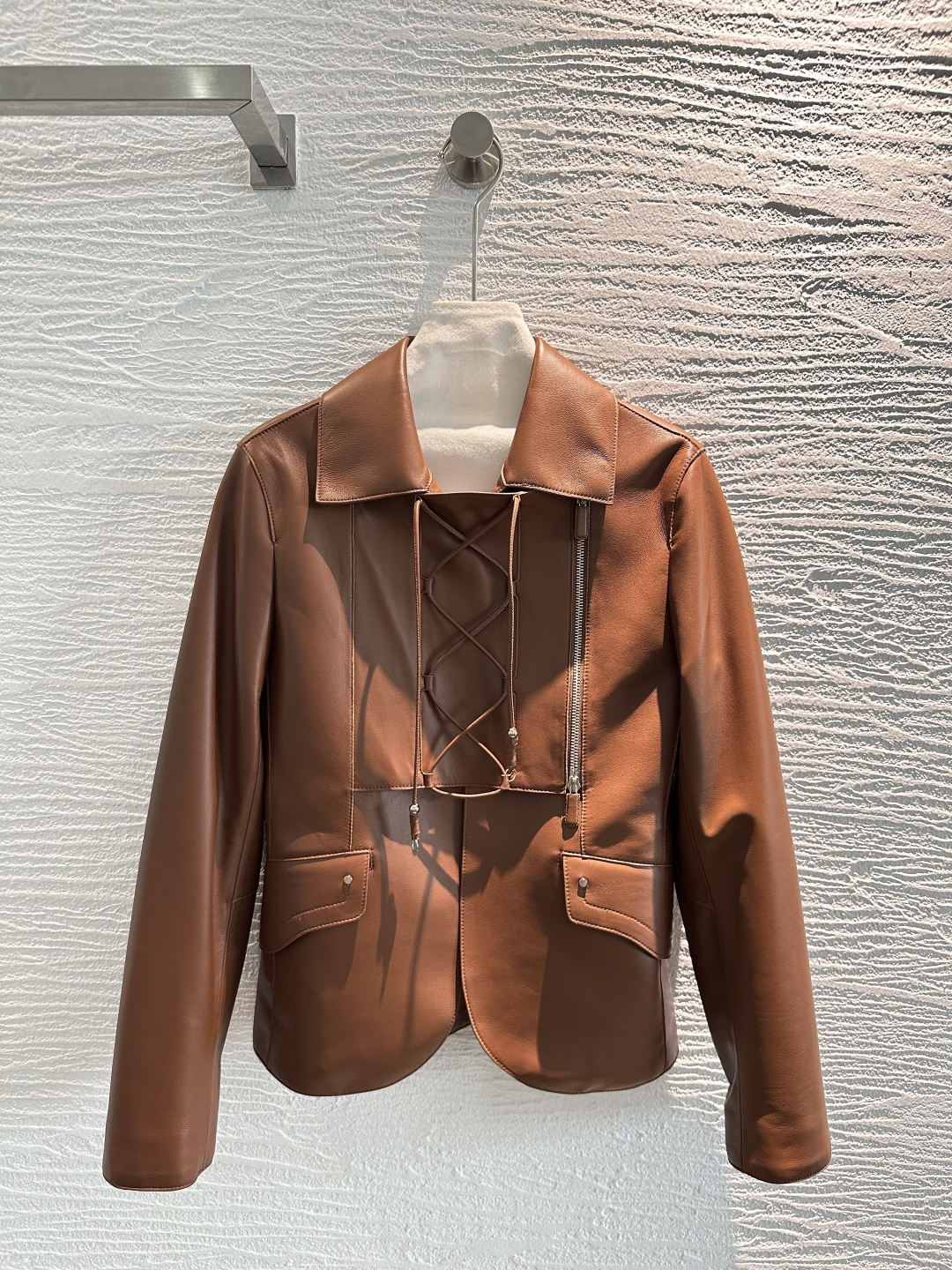 NO:929339,Exclusive first release of original quality He*mès new early autumn product, classic lapel lambskin knight jacket!  Top quality leather is super delicate!  Handmade oil-edged workwear pockets, three-dimensional arc-shaped tailoring, and a waist-cinching version that makes the upper body look slimmer. A must-have fashionable item for white and beautiful women. Imported New Zealand lambskin. The version is versatile and does not pick on anyone's upper body. Super perfect workmanship and quality. Look at the details!  Two-color S-XL. .00,Hermes-clothing,hermes,jackets & coats,jackets & coats,sheepskin,19860909独家首发原单品质He*mès早秋新品 经典翻领小羊皮骑士夹克外套！顶级皮质超级细腻！手工油边工艺工装口袋立体弧型剪裁收腰版型上身巨显瘦.白富美必入时髦单品.进口新西兰小绵羊皮.版型百搭不挑人上身超级正完美做工品质看细节！两色S-XL. .00,爱马仕-服装,hermes,jackets & coats,jackets & coats,sheepskin,,Women's clothing