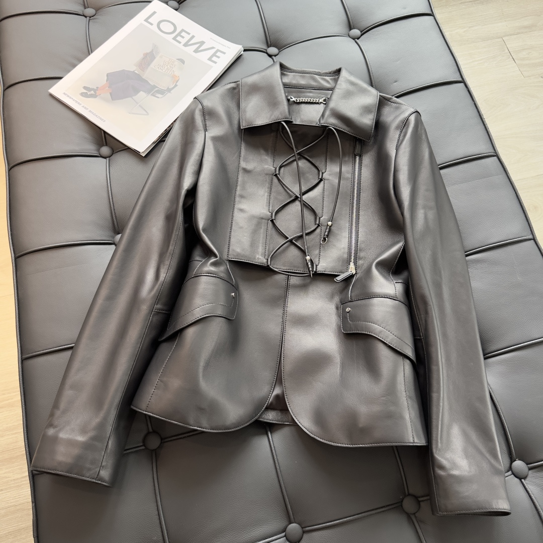 NO:900376,Exclusive first release of original quality He*mès new early autumn product, classic lapel lambskin knight jacket!  Top quality leather is super delicate!  Handmade oil-edged workwear pockets, three-dimensional arc-shaped tailoring, and a waist-cinching version that makes the upper body look slimmer. A must-have fashionable item for white and beautiful women. Imported New Zealand lambskin. The version is versatile and does not pick on anyone's upper body. Super perfect workmanship and quality. Look at the details!  Two-color S-XL. .00,Hermes-clothing,hermes,jackets & coats,jackets & coats,sheepskin,19860909独家首发原单品质He*mès早秋新品 经典翻领小羊皮骑士夹克外套！顶级皮质超级细腻！手工油边工艺工装口袋立体弧型剪裁收腰版型上身巨显瘦.白富美必入时髦单品.进口新西兰小绵羊皮.版型百搭不挑人上身超级正完美做工品质看细节！两色S-XL. .00,爱马仕-服装,hermes,jackets & coats,jackets & coats,sheepskin,,Women's clothing