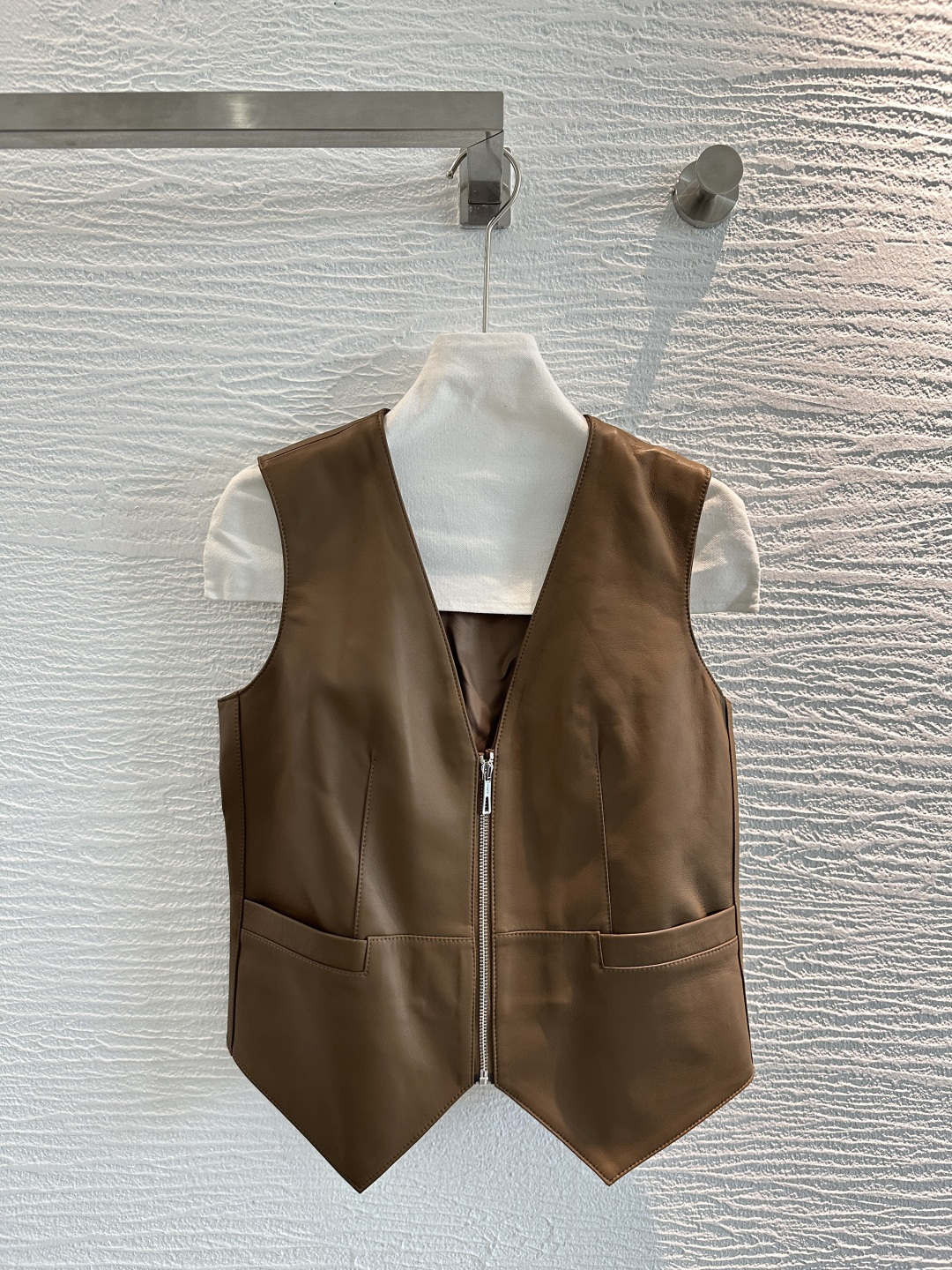 NO:929347,The exclusive first release of high-end original quality He*mès new early autumn product, a high-intelligence and elegant equestrian-style leather vest!  A must-have item this season that you can’t miss!  The top quality imported lambskin has an unrivaled texture!  Low-key aristocratic temperament, versatile, fashionable and high-end!  The classic version is super correct!  Pure handmade oil edge craftsmanship, perfect workmanship quality depends on the details!  Two-color S-XL..00,Hermes-clothing,hermes,sheepskin,19860909独家首发高端原单品质He*mès早秋新品 高智感穿搭气质马术风真皮马甲！本季必入不可错过的单品！顶级进口小羊皮质感无敌！低调贵族气质百搭时髦又高级！经典版型超正！纯手工油边工艺,完美做工品质看细节！两色S-XL..00,爱马仕-服装,hermes,sheepskin,,Women's clothing