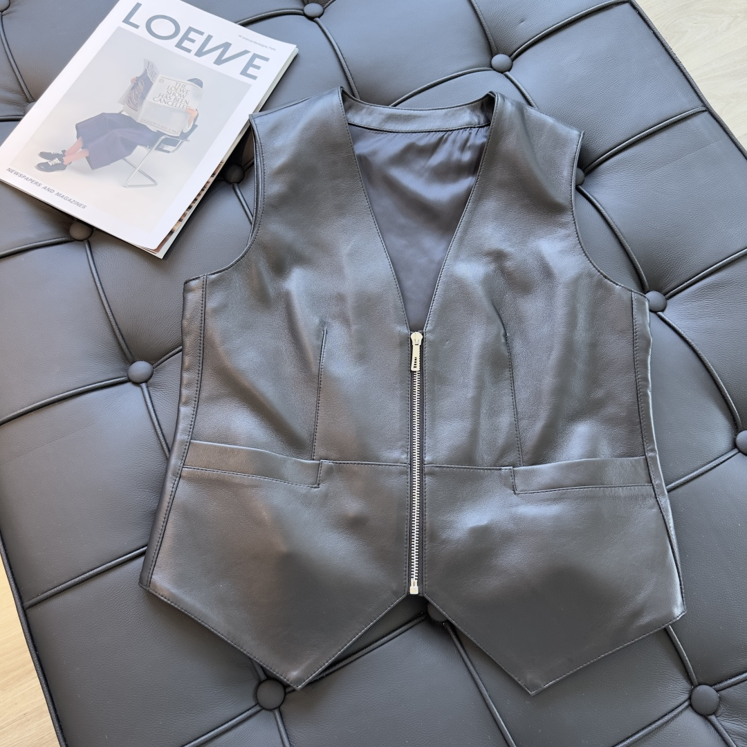 NO:900369,The exclusive first release of high-end original quality He*mès new early autumn product, a high-intelligence and elegant equestrian-style leather vest!  A must-have item this season that you can’t miss!  The top quality imported lambskin has an unrivaled texture!  Low-key aristocratic temperament, versatile, fashionable and high-end!  The classic version is super correct!  Pure handmade oil edge craftsmanship, perfect workmanship quality depends on the details!  Two-color S-XL..00,Hermes-clothing,hermes,sheepskin,19860909独家首发高端原单品质He*mès早秋新品 高智感穿搭气质马术风真皮马甲！本季必入不可错过的单品！顶级进口小羊皮质感无敌！低调贵族气质百搭时髦又高级！经典版型超正！纯手工油边工艺,完美做工品质看细节！两色S-XL..00,爱马仕-服装,hermes,sheepskin,,Women's clothing