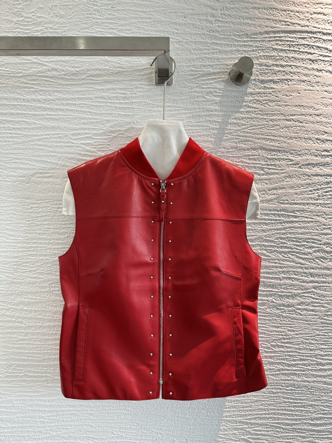 NO:929355,The exclusive first release of high-end original quality He*mès early autumn new products, high-intellectual wear and elegant equestrian-style leather jackets and vests!  The top quality imported lambskin with lychee texture is incomparable!  Metal rivets decorate with low-key aristocratic temperament, versatile, fashionable and high-end!  The classic version is super correct!  Pure handmade oil edge craftsmanship, perfect workmanship quality depends on the details!  Two-color S-XL..00,Hermes-clothing,hermes,jackets & coats,sheepskin,19860909独家首发高端原单品质He*mès早秋新品 高智感穿搭气质马术风真皮夹克马甲！顶级进口小羊皮荔枝皮纹质感无敌！金属铆钉装饰低调贵族气质百搭时髦又高级！经典版型超正！纯手工油边工艺,完美做工品质看细节！两色S-XL..00,爱马仕-服装,hermes,jackets & coats,sheepskin,,Women's clothing