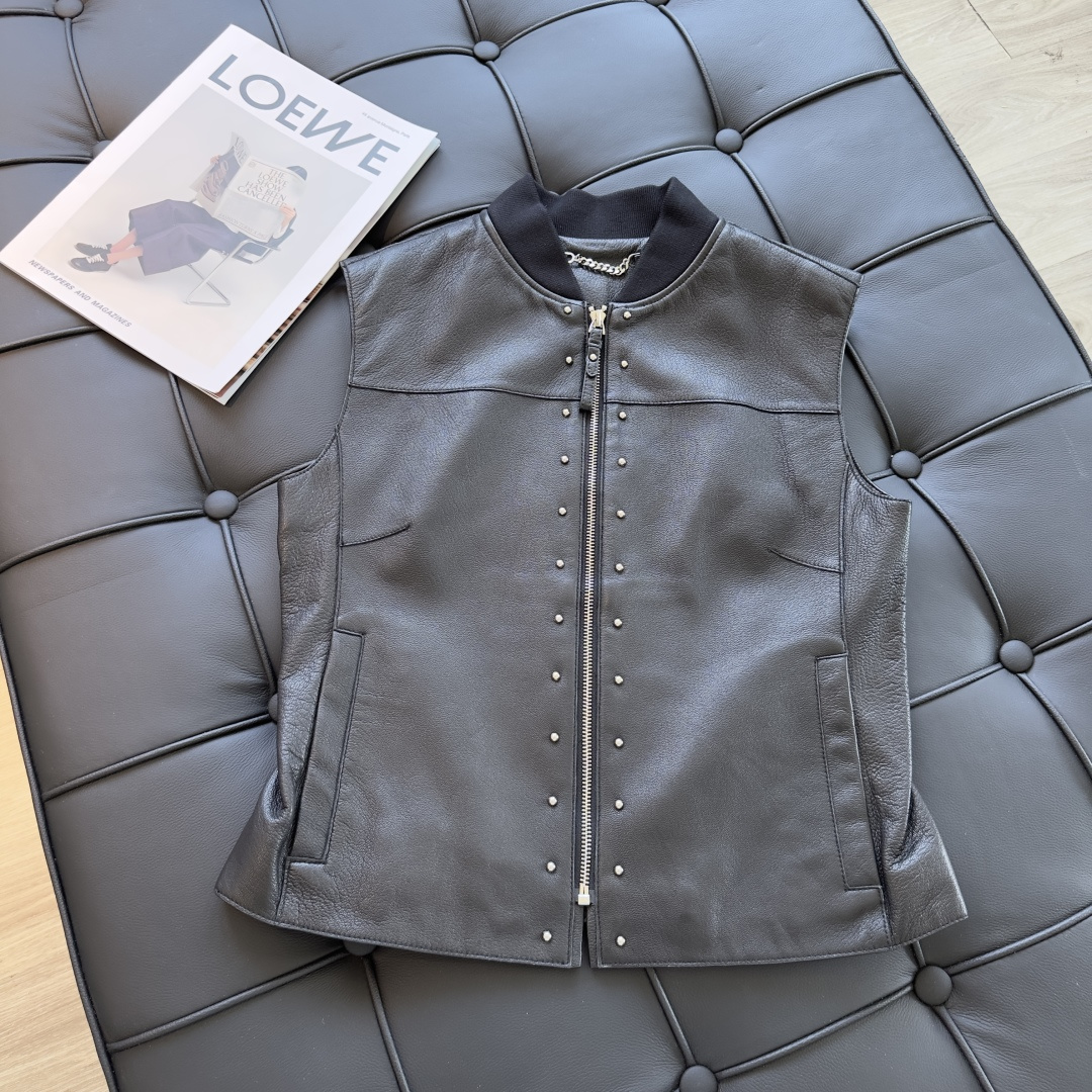 NO:900363,The exclusive first release of high-end original quality He*mès early autumn new products, high-intellectual wear and elegant equestrian-style leather jackets and vests!  The top quality imported lambskin with lychee texture is incomparable!  Metal rivets decorate with low-key aristocratic temperament, versatile, fashionable and high-end!  The classic version is super correct!  Pure handmade oil edge craftsmanship, perfect workmanship quality depends on the details!  Two-color S-XL..00,Hermes-clothing,hermes,jackets & coats,sheepskin,19860909独家首发高端原单品质He*mès早秋新品 高智感穿搭气质马术风真皮夹克马甲！顶级进口小羊皮荔枝皮纹质感无敌！金属铆钉装饰低调贵族气质百搭时髦又高级！经典版型超正！纯手工油边工艺,完美做工品质看细节！两色S-XL..00,爱马仕-服装,hermes,jackets & coats,sheepskin,,Women's clothing