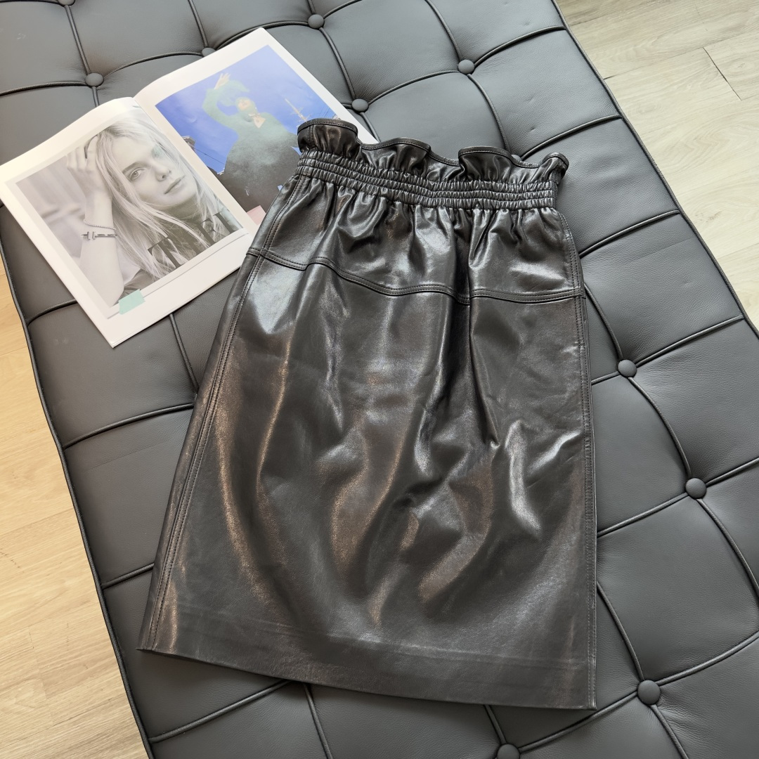 NO:931896,Exclusive first release of original quality Sain*Lauren early autumn new product, the best item of this season, genuine leather skirt!  The drawstring elastic bud waist design has an age-reducing effect. The 3D three-dimensional tailoring of the upper body is casual and free, casual yet handsome. The imported lambskin texture is soft and delicate, and the upper body is slimming!  Perfect workmanship quality depends on the details!  Three colors S-XL., saint laurent-clothing, saint laurent, saint laurent, skirts, sheepskin,19860909独家首发原单品质Sain*Lauren早秋新品 本季最佳单品真皮半裙！抽绳松紧花苞束腰设计减龄效果,3D立体剪裁上身随性洒脱,休闲不失帅气感进口小羊皮质感柔软细腻,版型上身巨显瘦！完美做工品质看细节！三色S-XL.,圣罗兰-服装,saint laurent,saint laurent,skirts,sheepskin,,Women's clothing