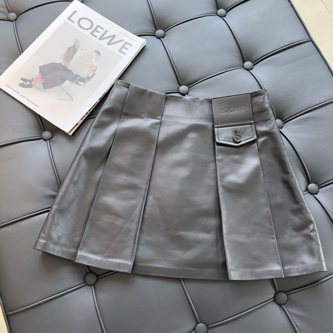 NO:931944,The exclusive first release of high-end original quality Lo*we new early autumn product, age-reducing college-style leather skirt!  The pleated A-line skirt is a classic must-have item that is elegant and sassy!  Customized imported lambskin. The upper body effect is unparalleled!  Imported sheep leather has a soft, waxy and delicate texture!  The perfect three-dimensional cut has long legs and a slim upper body!  Perfect workmanship quality depends on the details!  Two-color S-XL., Loewe-clothing, loewe, skirts, sheepskin,19860909独家首发高端原单品质Lo*we早秋新品 减龄学院风真皮半裙！压褶A字裙摆经典必入单品又A又飒！定制进口小羊皮.上身效果绝绝子！进口绵羊皮质感软糯细腻！完美立体剪裁版型大长腿上身巨显瘦！完美做工品质看细节！两色S-XL.,罗意威-服装,loewe,skirts,sheepskin,,Women's clothing