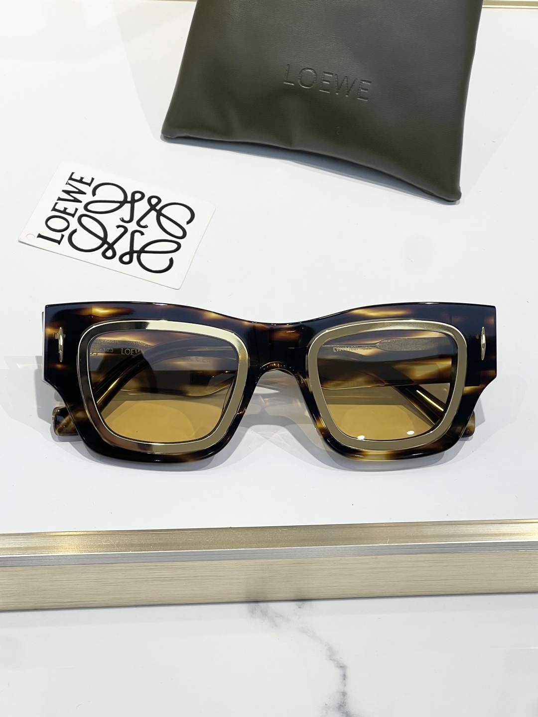 
LOEW*王一博同款墨镜🔥 
MODEL：LW40168i
SIZE：   53口17- 145
