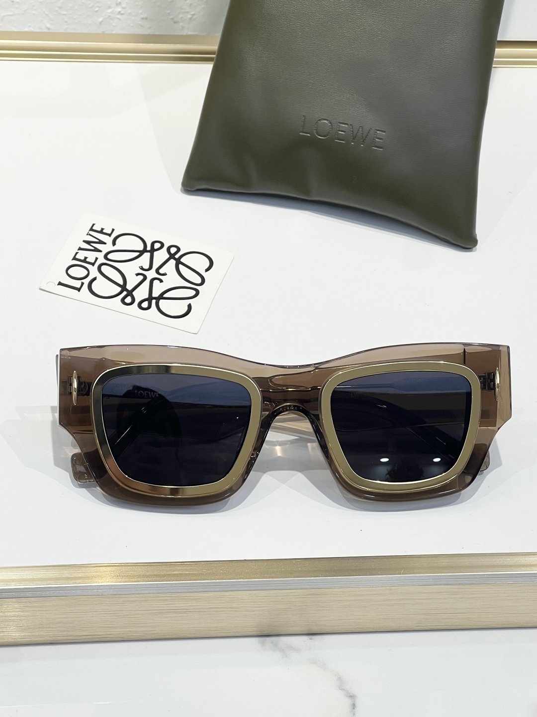 
LOEW*王一博同款墨镜🔥 
MODEL：LW40168i
SIZE：   53口17- 145
