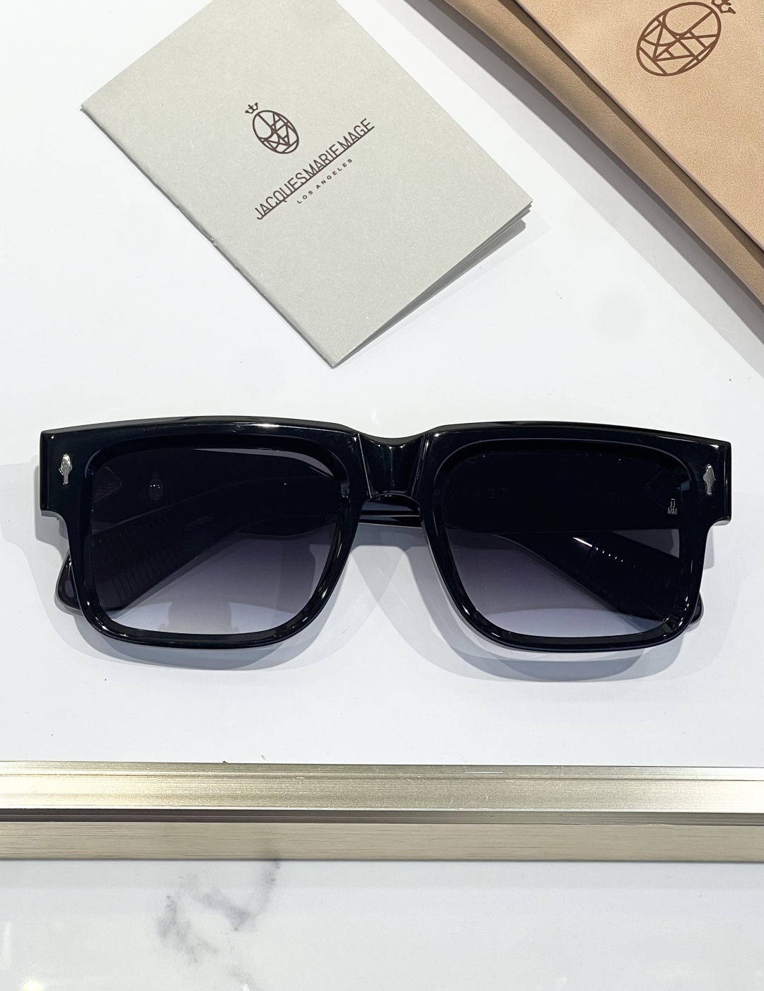    变色
JACQUES MARIE MAGE  日本手工眼镜 镜框採用上厚達 10mm的板材打造出復