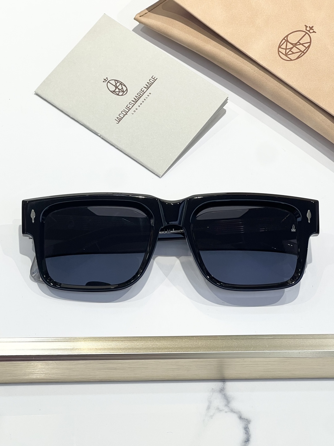    变色
JACQUES MARIE MAGE  日本手工眼镜 镜框採用上厚達 10mm的板材打造出復