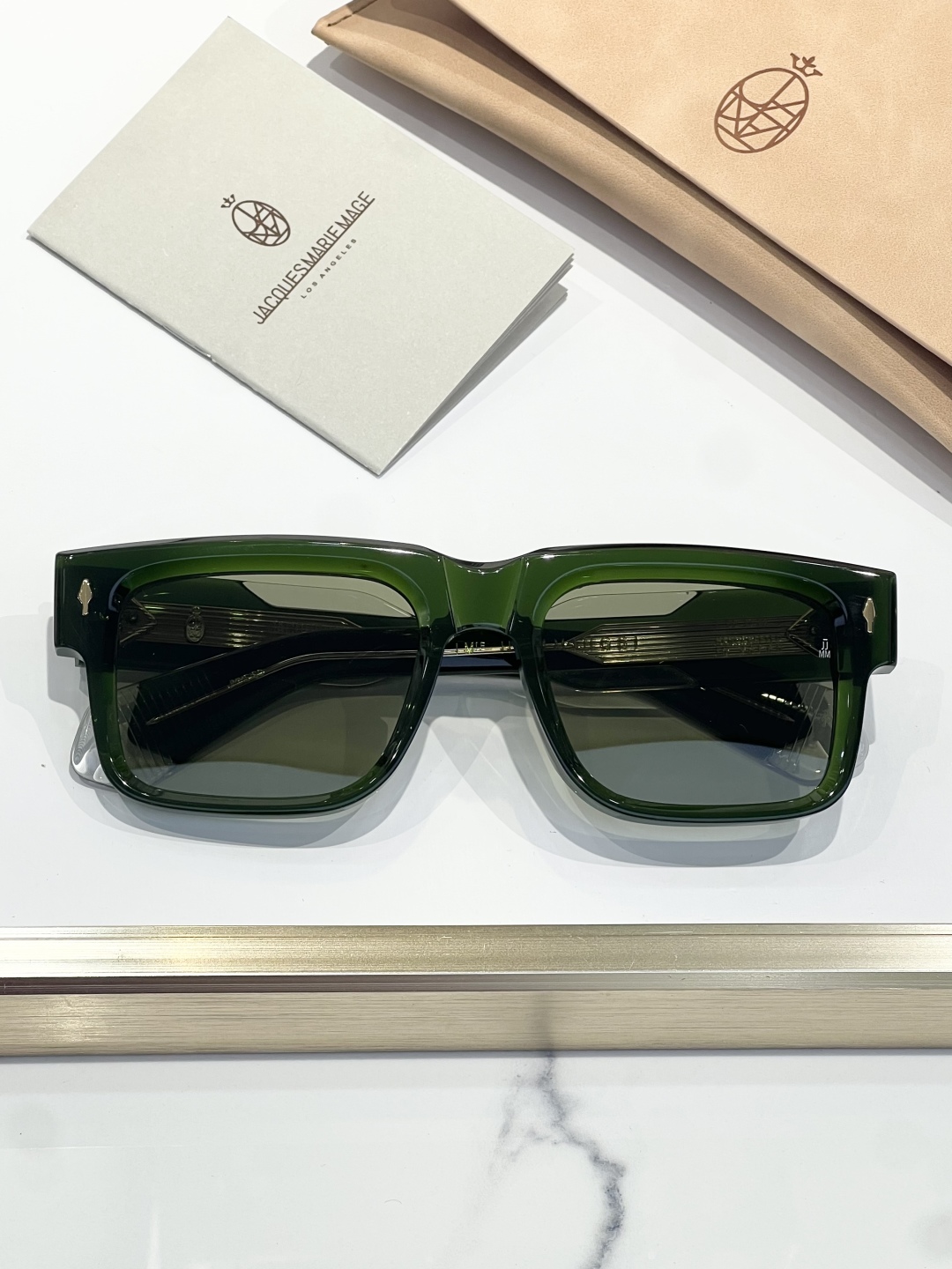    变色
JACQUES MARIE MAGE  日本手工眼镜 镜框採用上厚達 10mm的板材打造出復