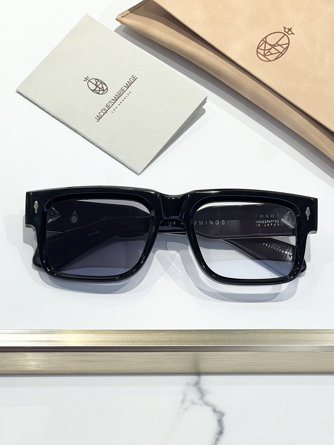    变色
JACQUES MARIE MAGE  日本手工眼镜 镜框採用上厚達 10mm的板材打造出復
