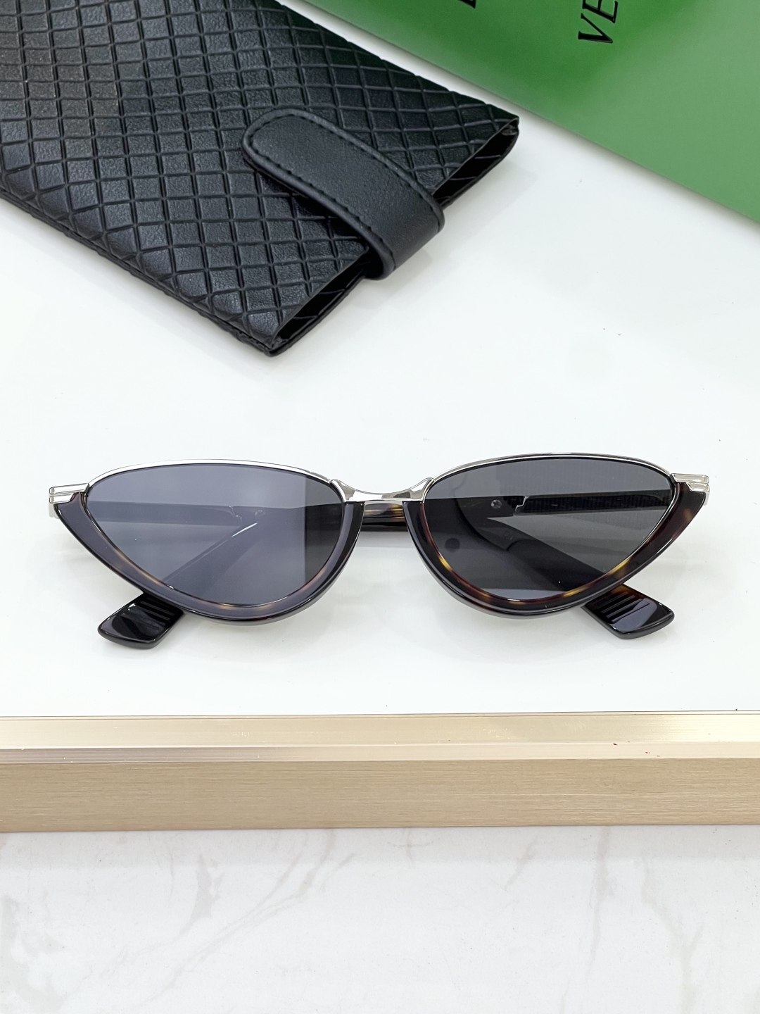 
BOTTEGA VENETA 
MODELBV1346S
SIZE：56口17-145🦉
金属猫眼镜框