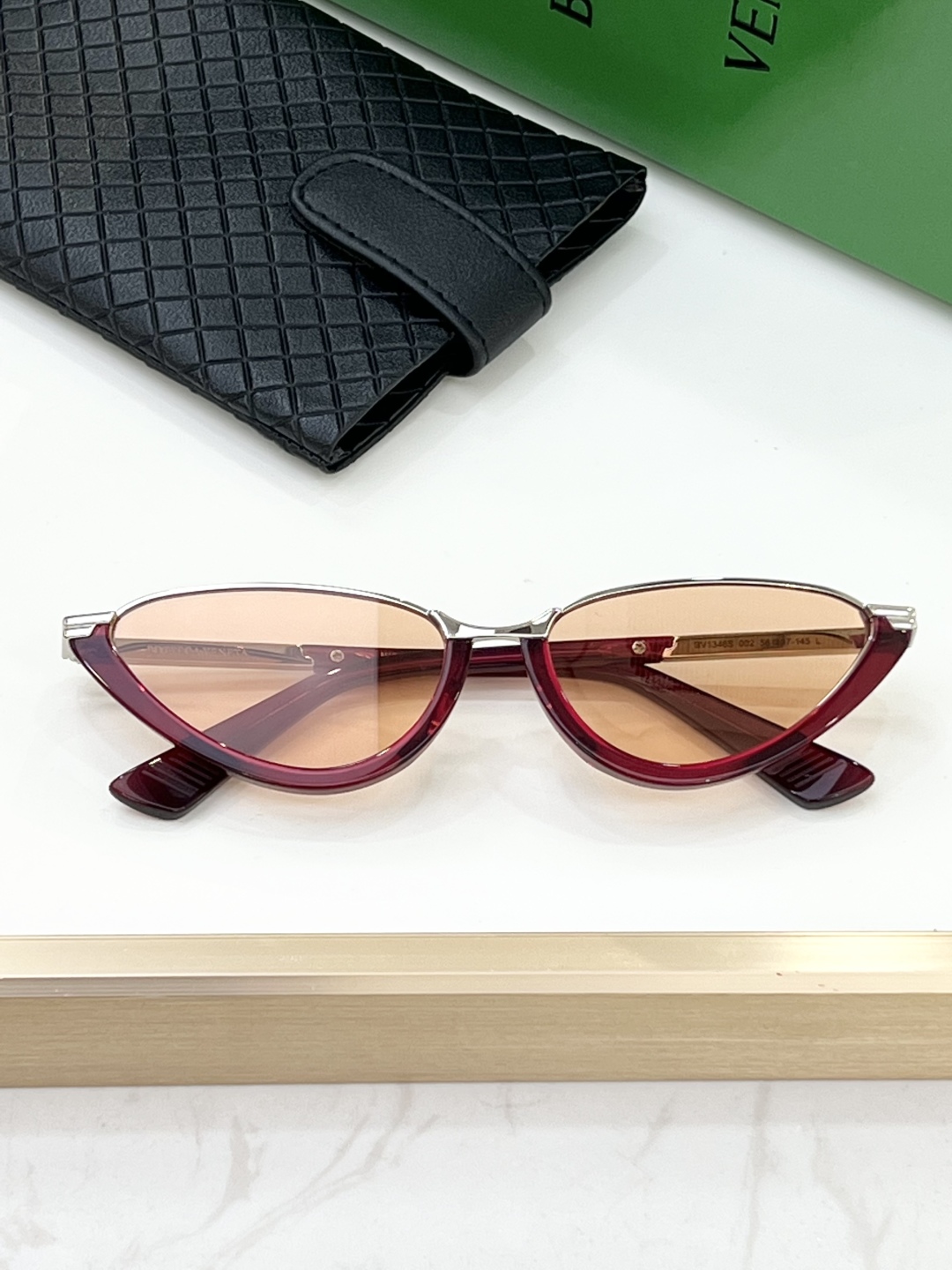 
BOTTEGA VENETA 
MODELBV1346S
SIZE：56口17-145🦉
金属猫眼镜框
