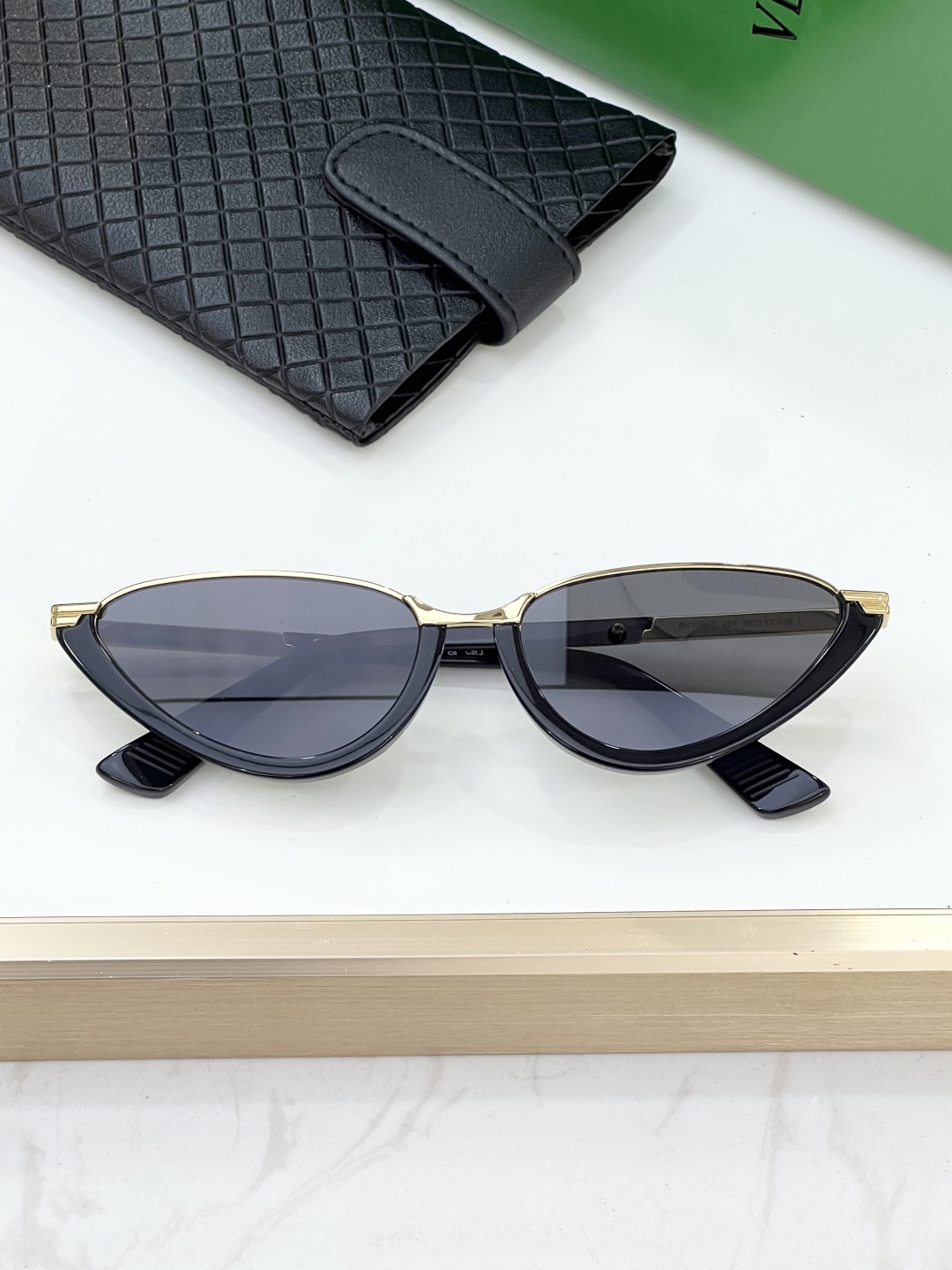 
BOTTEGA VENETA 
MODELBV1346S
SIZE：56口17-145🦉
金属猫眼镜框