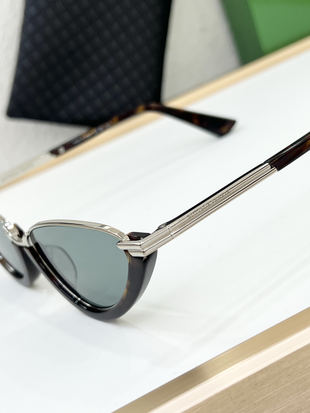
BOTTEGA VENETA 
MODELBV1346S
SIZE：56口17-145🦉
金属猫眼镜框