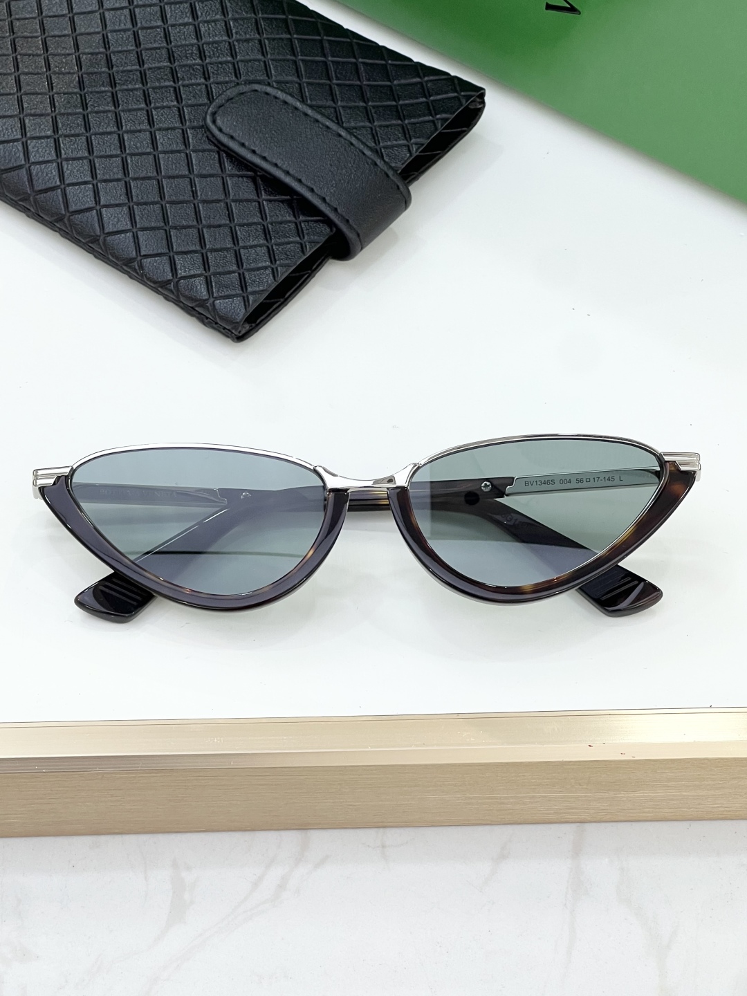 
BOTTEGA VENETA 
MODELBV1346S
SIZE：56口17-145🦉
金属猫眼镜框