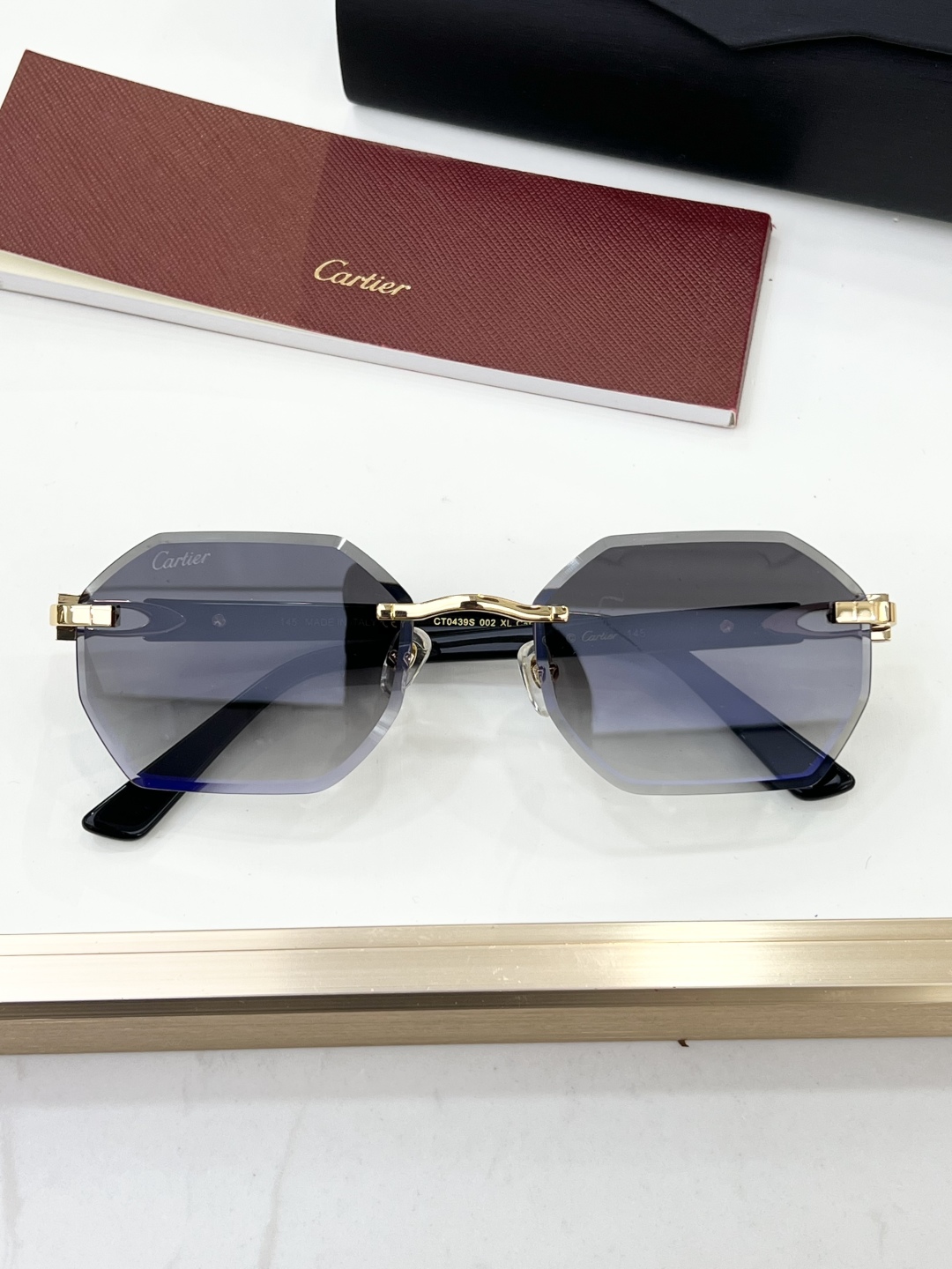 
Cartie*
Top quality
3.0加厚镜片
镜片上蚀刻徽标
· 可调节橡胶鼻托
· 铰链上
