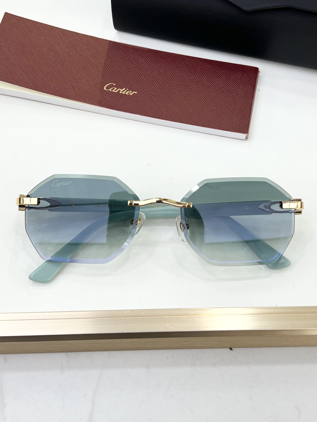 
Cartie*
Top quality
3.0加厚镜片
镜片上蚀刻徽标
· 可调节橡胶鼻托
· 铰链上
