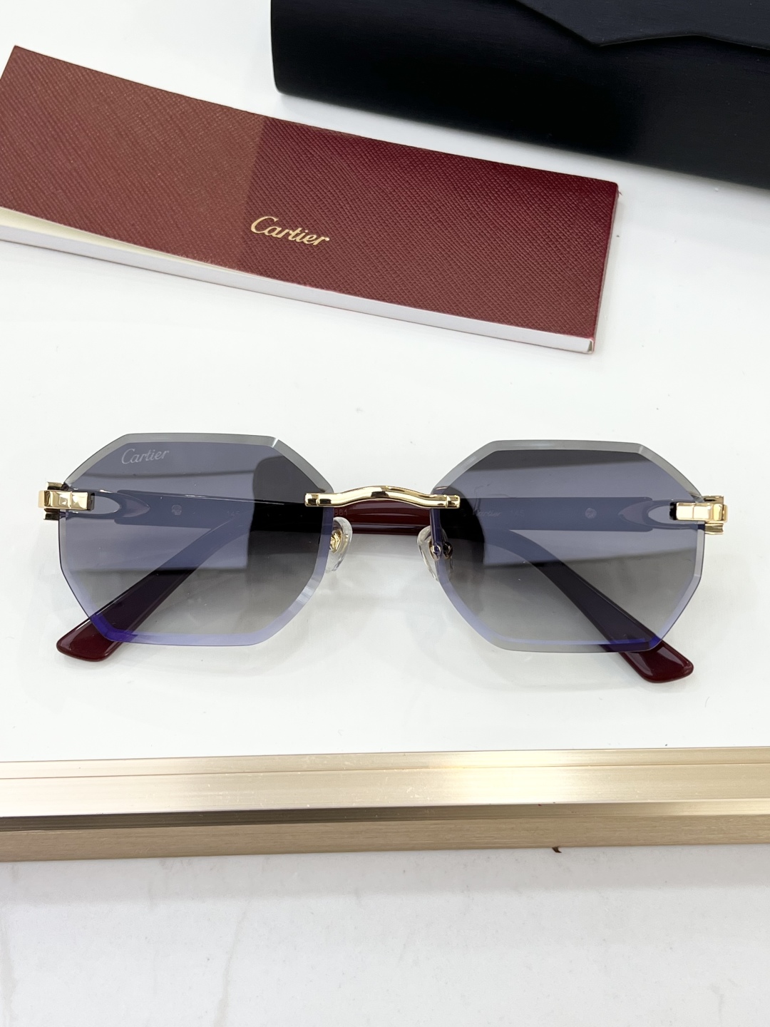 
Cartie*
Top quality
3.0加厚镜片
镜片上蚀刻徽标
· 可调节橡胶鼻托
· 铰链上