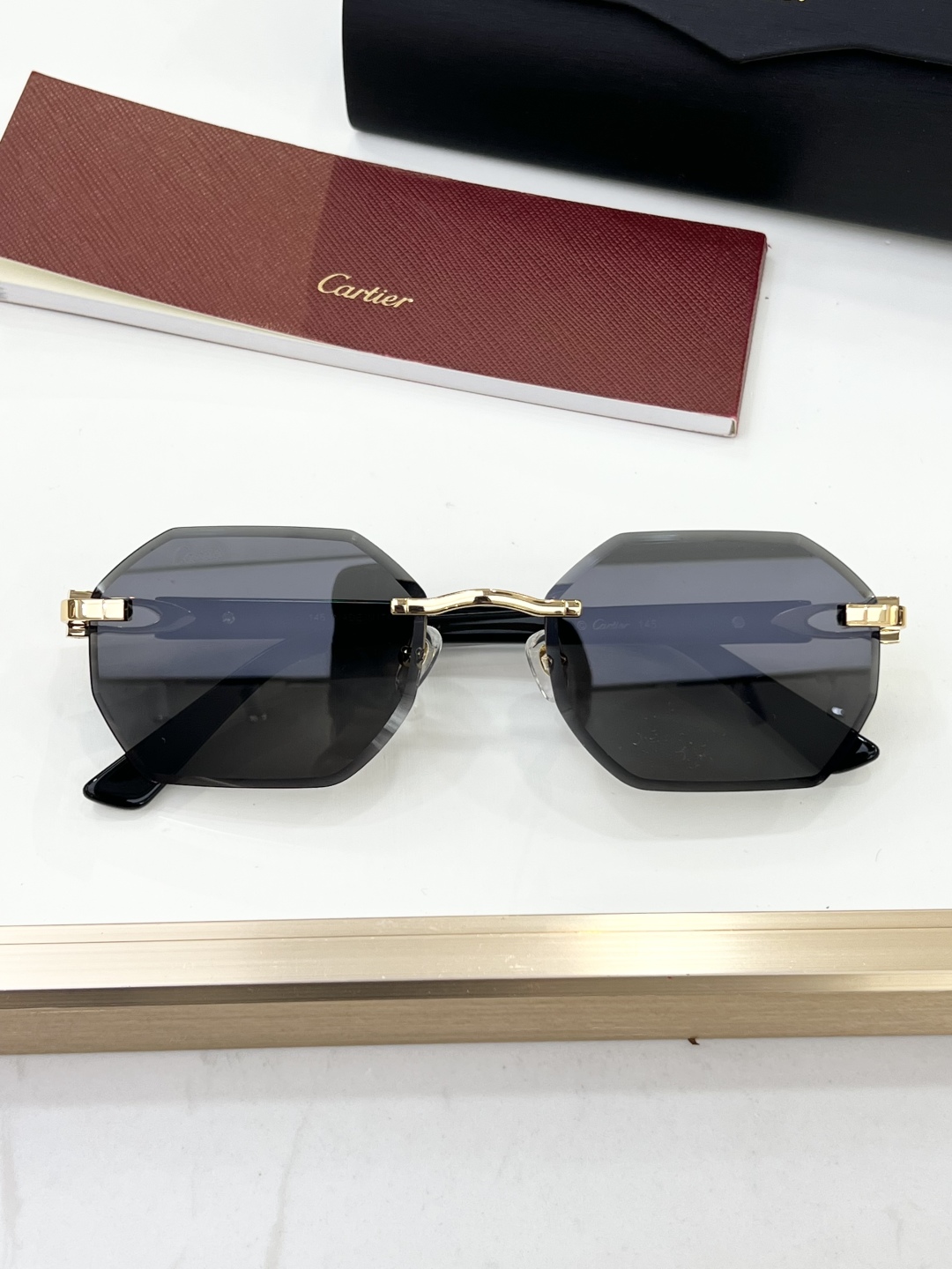 
Cartie*
Top quality
3.0加厚镜片
镜片上蚀刻徽标
· 可调节橡胶鼻托
· 铰链上