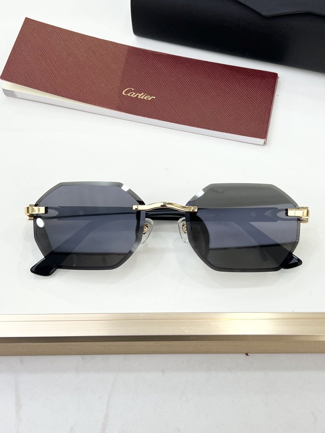 
Cartie*
Top quality
3.0加厚镜片
镜片上蚀刻徽标
· 可调节橡胶鼻托
· 铰链上