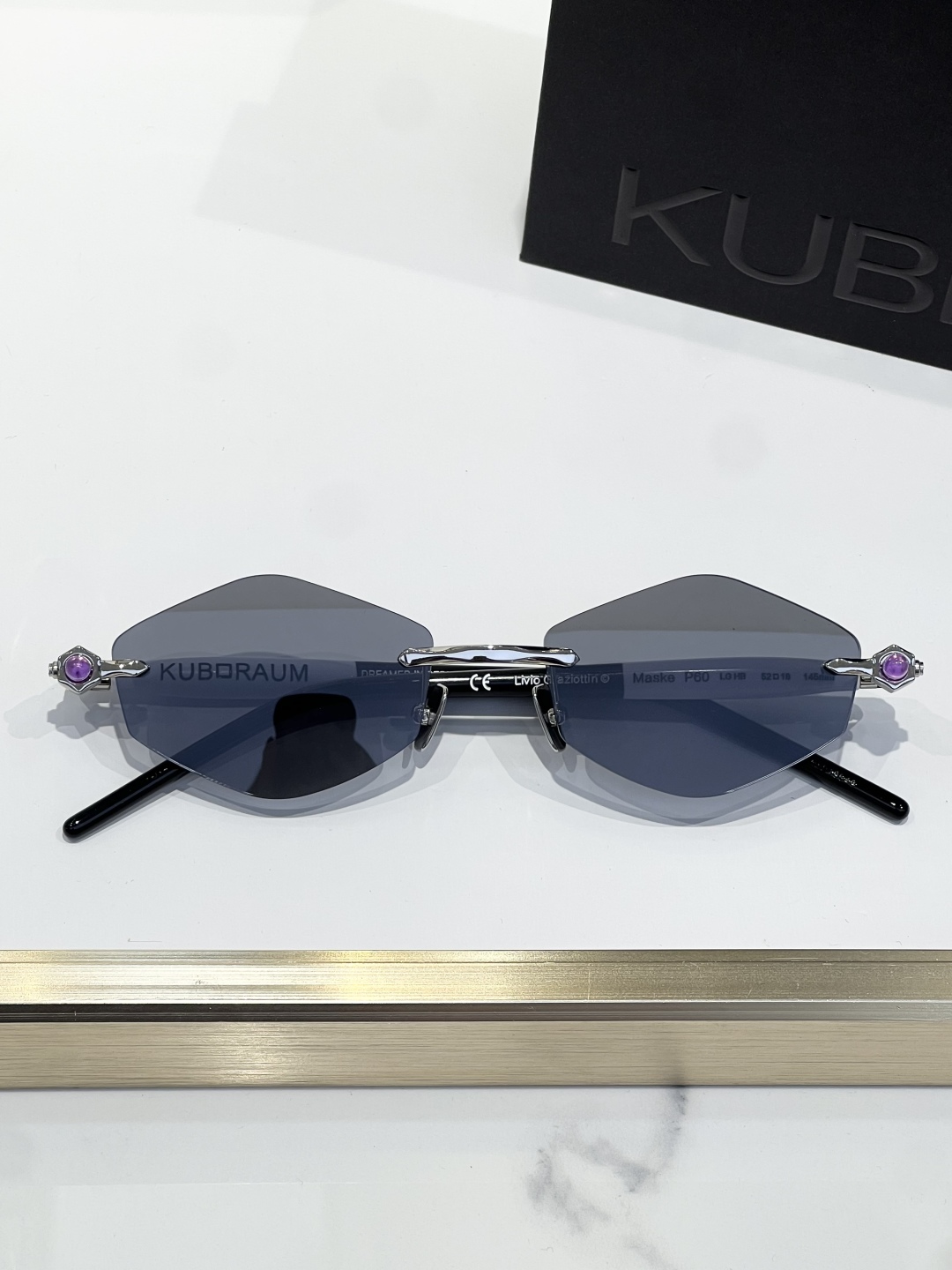 
KUBORAUM 经典无框太阳镜，精致优雅。金属与浅哈瓦那棕色醋酸纤维的完美融合。镜框采用圆形设计，搭
