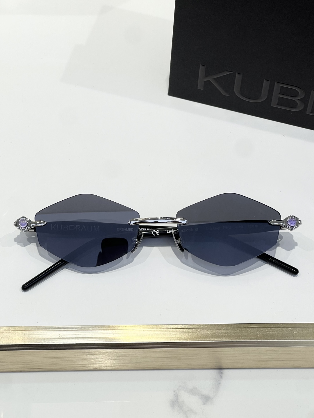 
KUBORAUM 经典无框太阳镜，精致优雅。金属与浅哈瓦那棕色醋酸纤维的完美融合。镜框采用圆形设计，搭