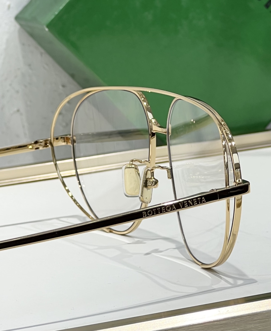 
Bottega Venet*复古飞行员造型太阳镜，具有新艺术风格。双金属边框，其独特的镜片形状可为任何