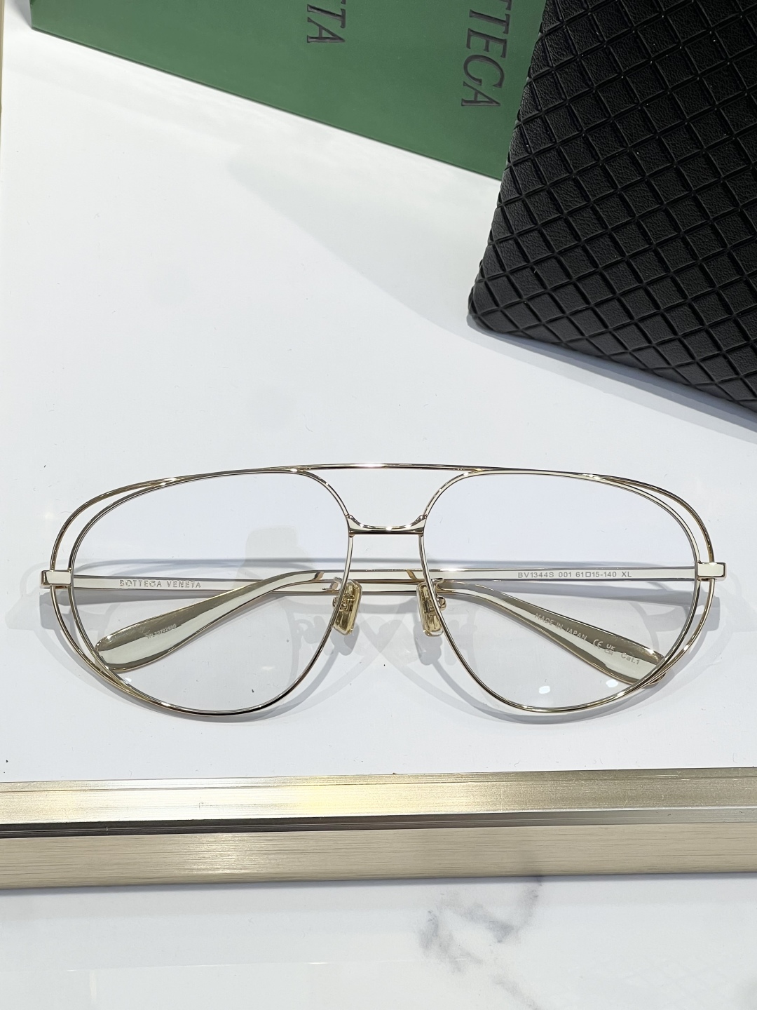 
Bottega Venet*复古飞行员造型太阳镜，具有新艺术风格。双金属边框，其独特的镜片形状可为任何