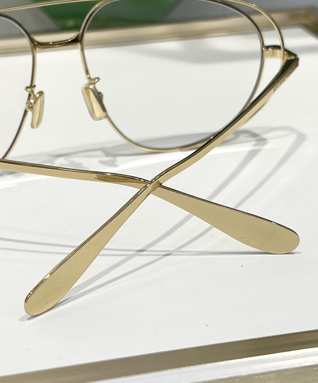 
Bottega Venet*复古飞行员造型太阳镜，具有新艺术风格。双金属边框，其独特的镜片形状可为任何