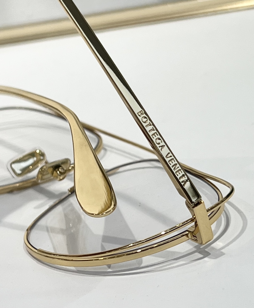 
Bottega Venet*复古飞行员造型太阳镜，具有新艺术风格。双金属边框，其独特的镜片形状可为任何