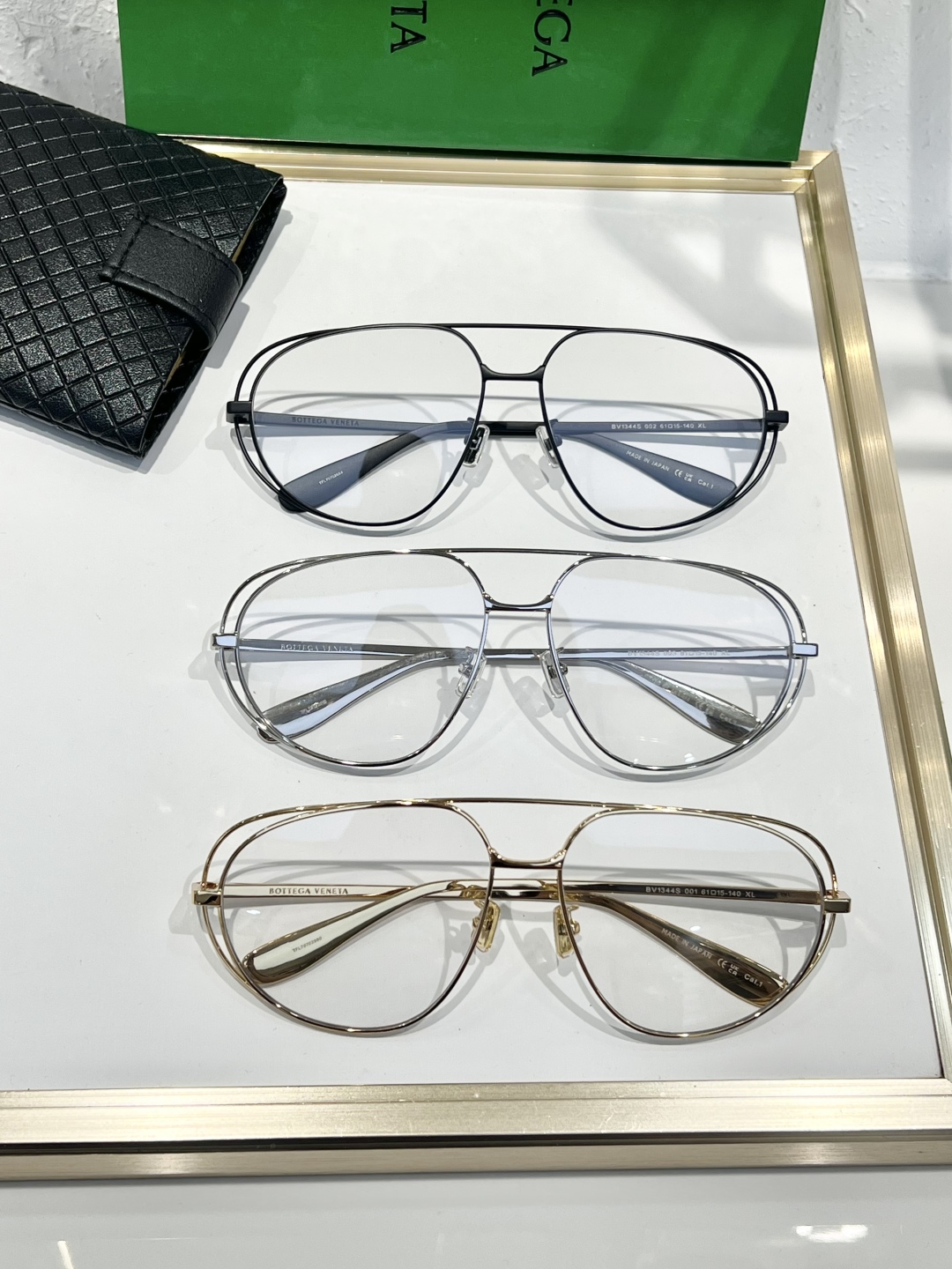 
Bottega Venet*复古飞行员造型太阳镜，具有新艺术风格。双金属边框，其独特的镜片形状可为任何