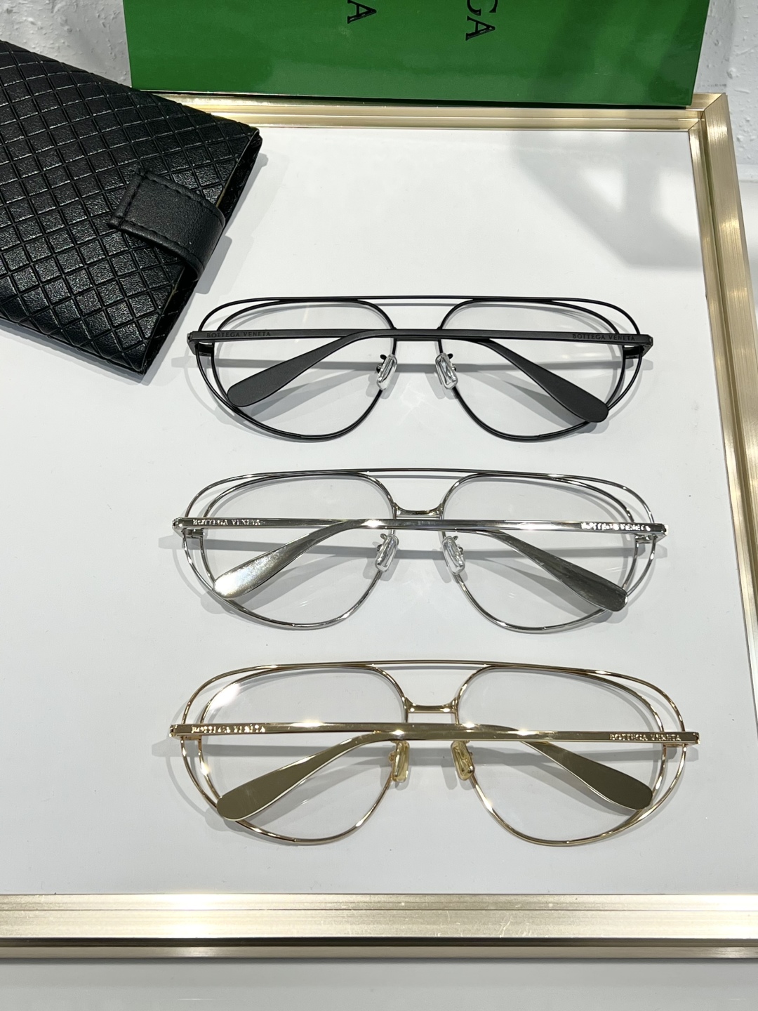 
Bottega Venet*复古飞行员造型太阳镜，具有新艺术风格。双金属边框，其独特的镜片形状可为任何