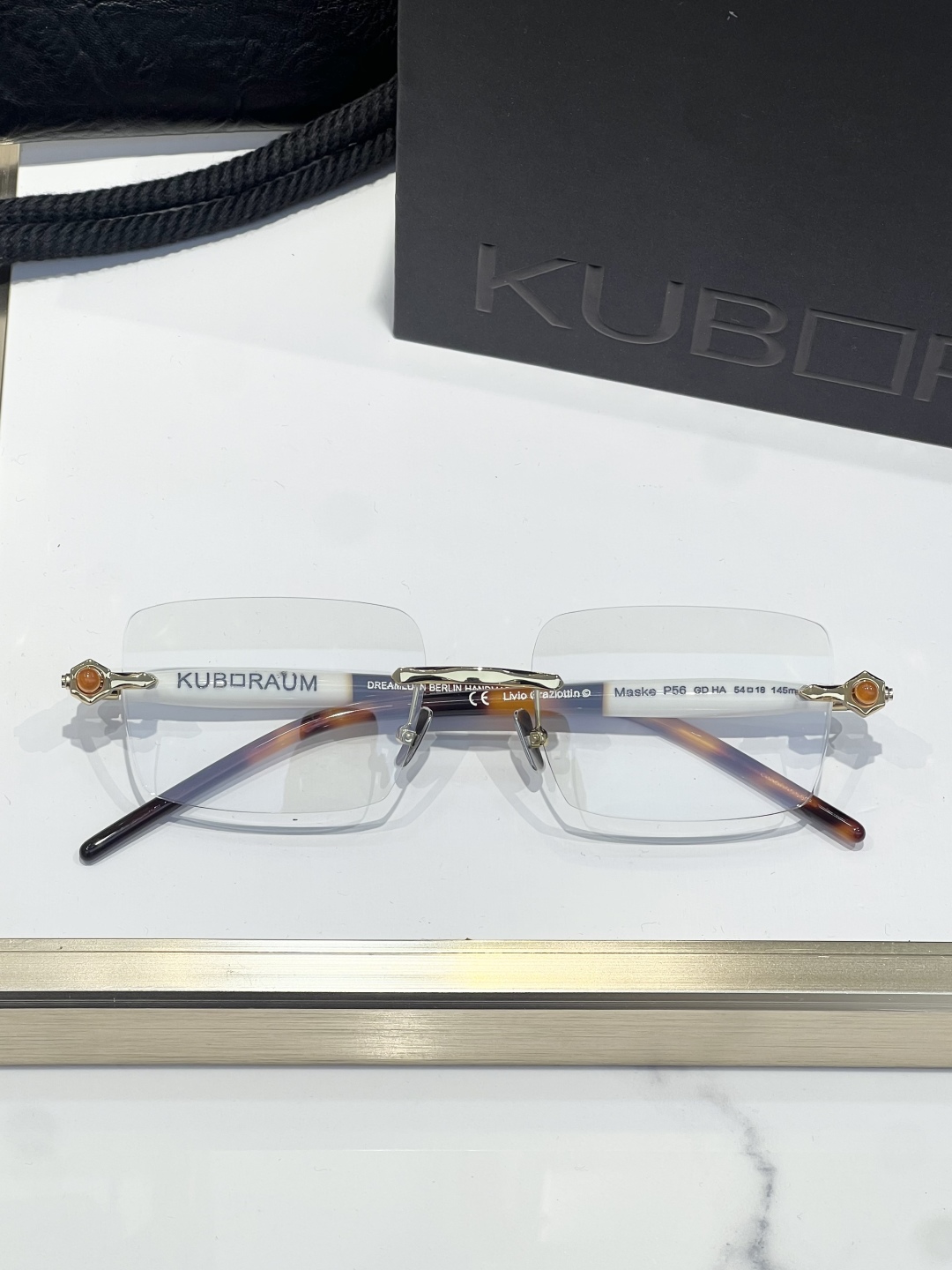 
KUBORAUM 经典无框太阳镜，精致优雅。金属与浅哈瓦那棕色醋酸纤维的完美融合。镜框采用圆形设计，搭