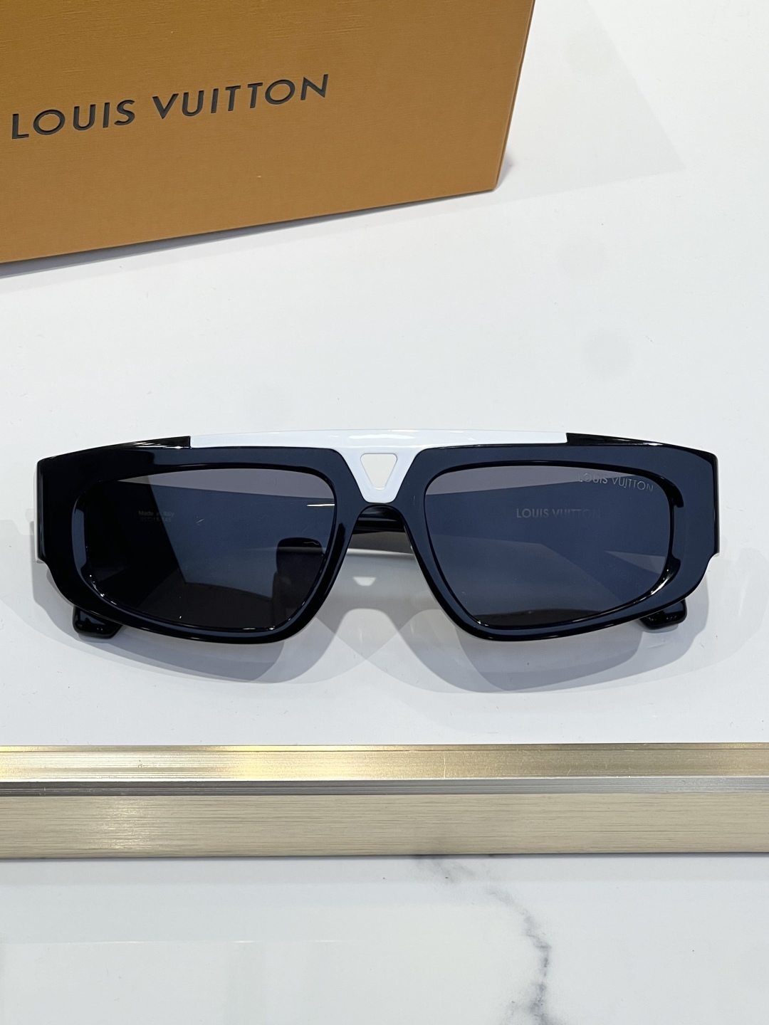 
LOUIS VUITTO*驴牌走秀款风镜～
TOP QUALITY
MODEL：Z1950UW
SIZ