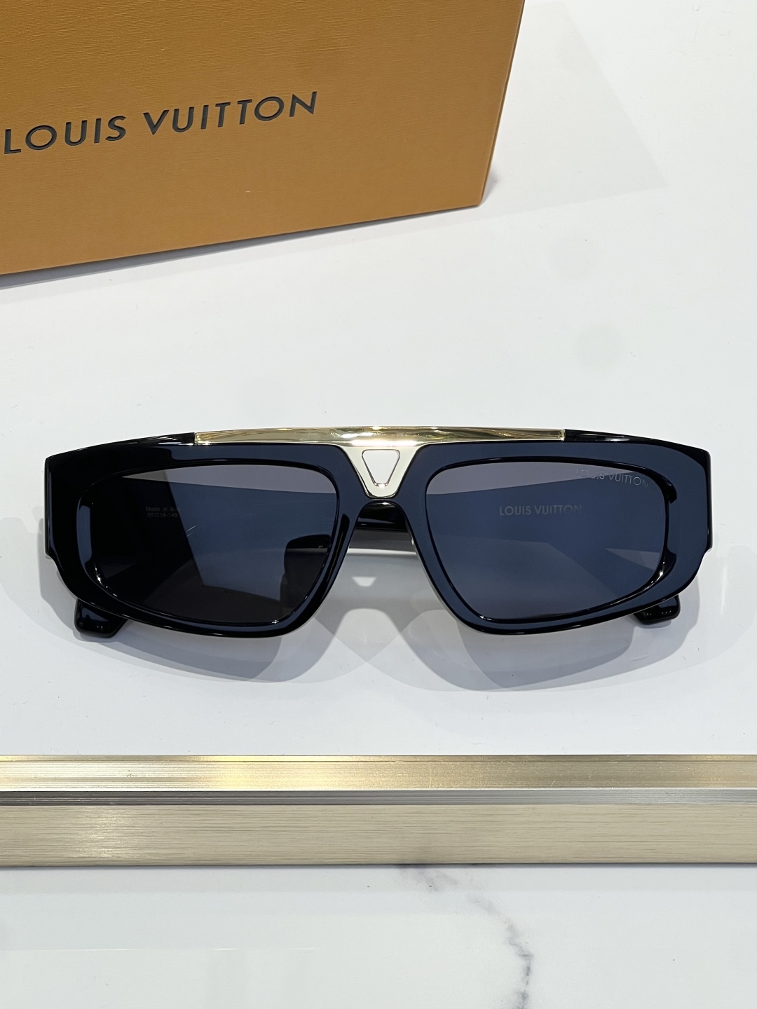 
LOUIS VUITTO*驴牌走秀款风镜～
TOP QUALITY
MODEL：Z1950UW
SIZ