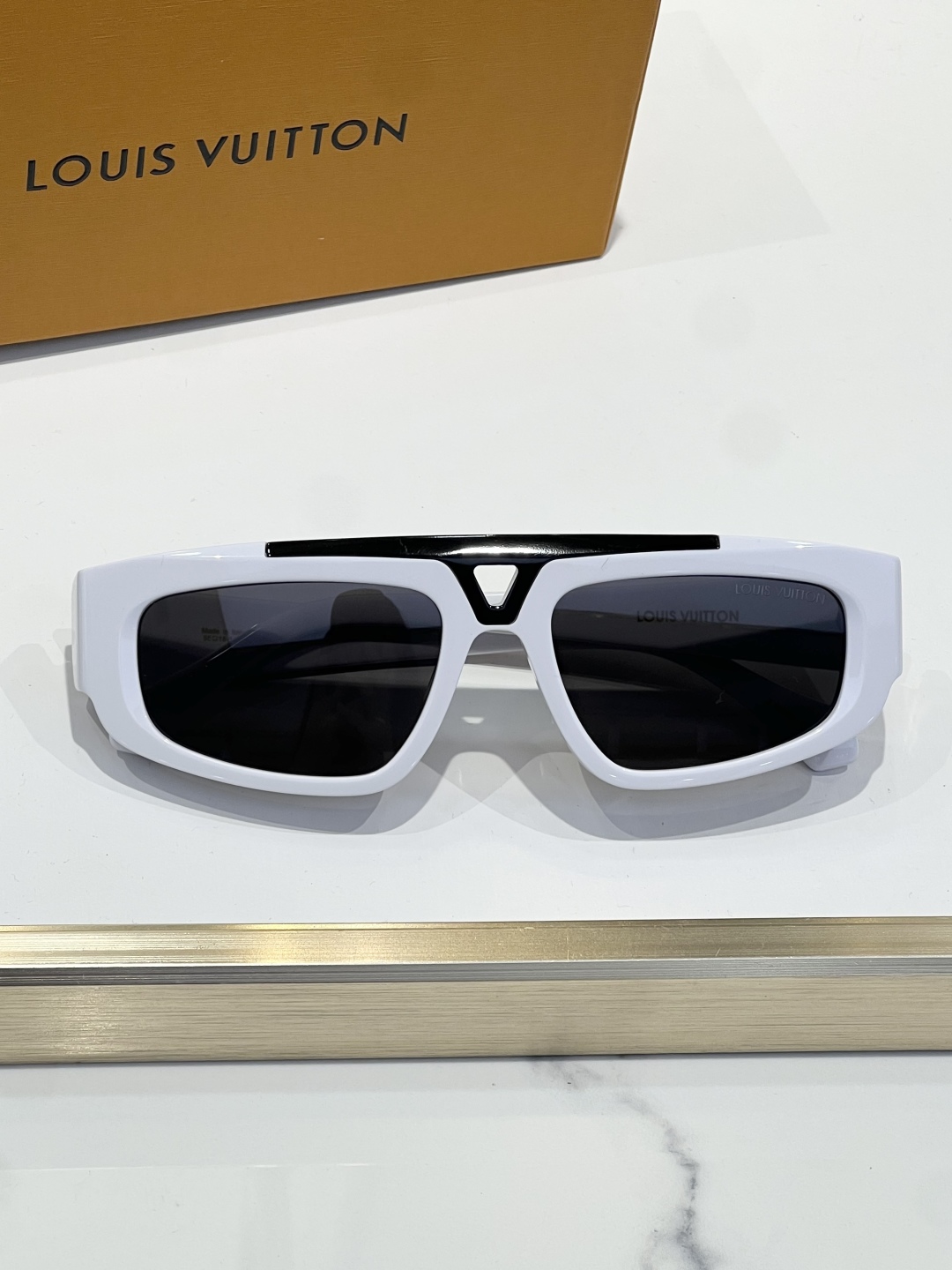 
LOUIS VUITTO*驴牌走秀款风镜～
TOP QUALITY
MODEL：Z1950UW
SIZ