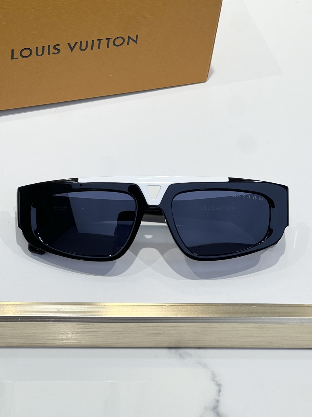 
LOUIS VUITTO*驴牌走秀款风镜～
TOP QUALITY
MODEL：Z1950UW
SIZ