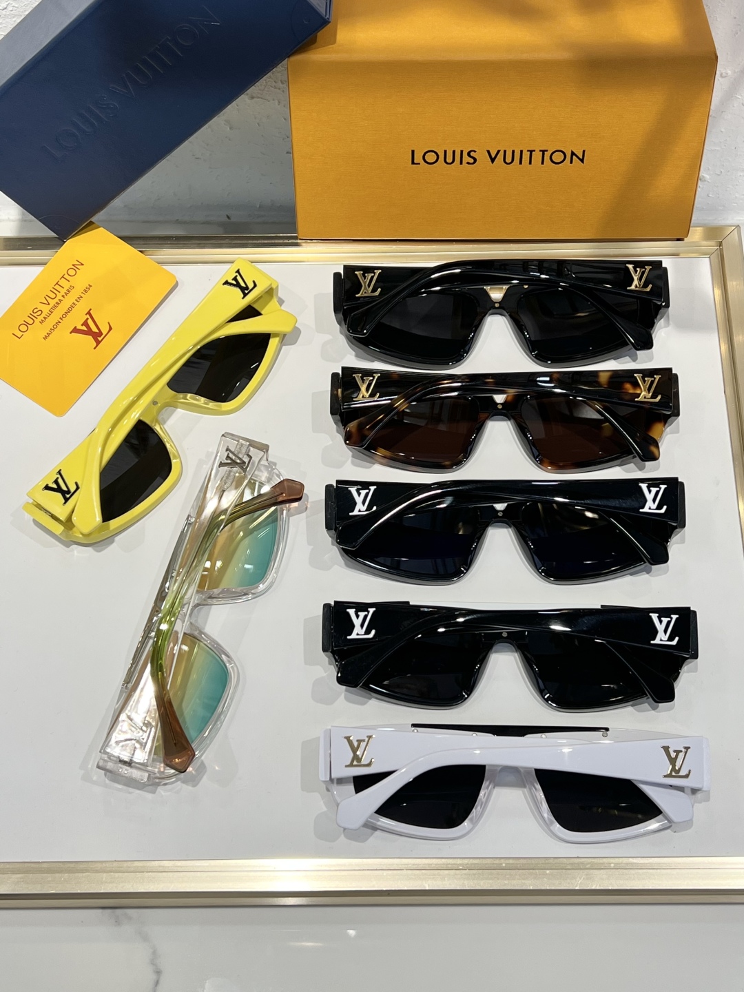 
LOUIS VUITTO*驴牌走秀款风镜～
TOP QUALITY
MODEL：Z1950UW
SIZ