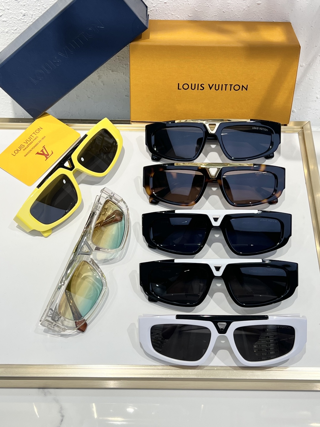 
LOUIS VUITTO*驴牌走秀款风镜～
TOP QUALITY
MODEL：Z1950UW
SIZ