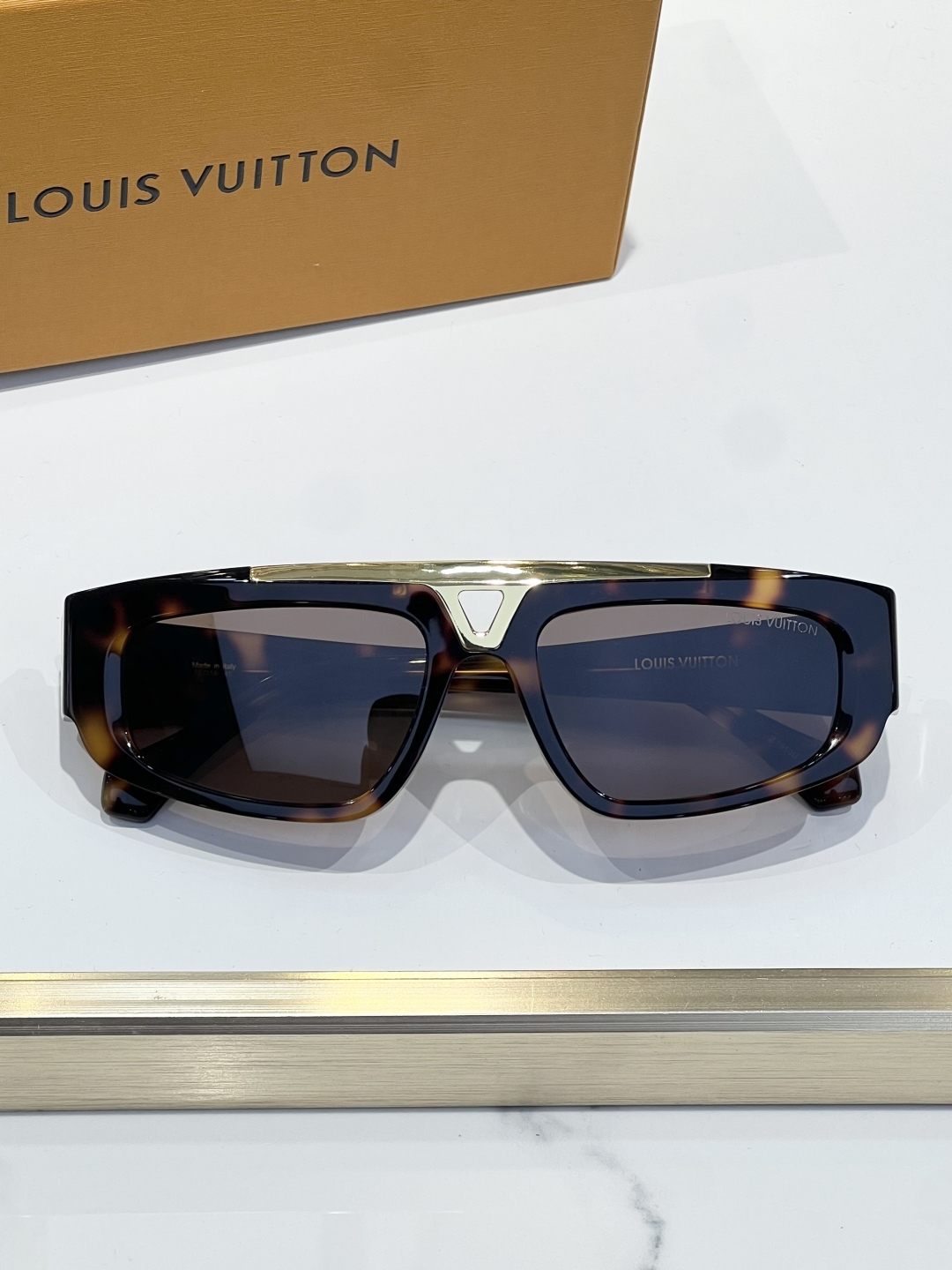 
LOUIS VUITTO*驴牌走秀款风镜～
TOP QUALITY
MODEL：Z1950UW
SIZ